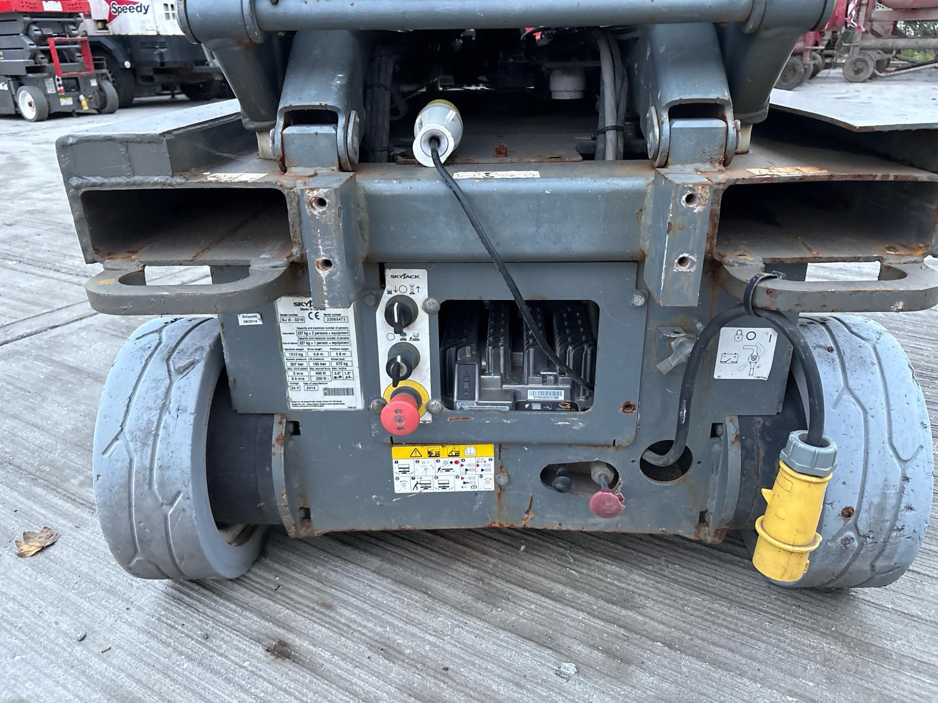 2007, SKYJACK - SJ9250RT 4x4 Scissor Lift (3,421 hours) Low Hours: Only 3,421 hours of use, ensurin - Image 34 of 35