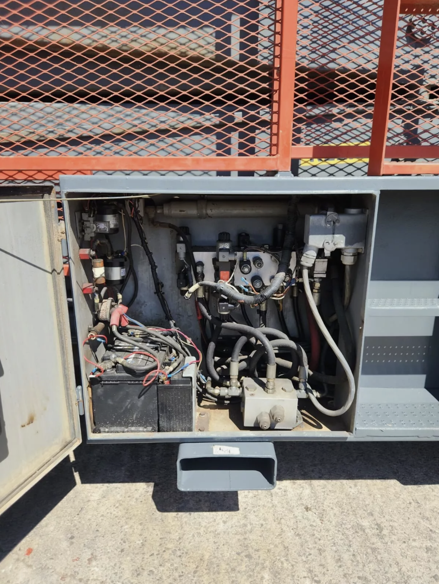 2007, SKYJACK - SJ9250RT 4x4 Scissor Lift (3,421 hours) Low Hours: Only 3,421 hours of use, ensurin - Image 16 of 35