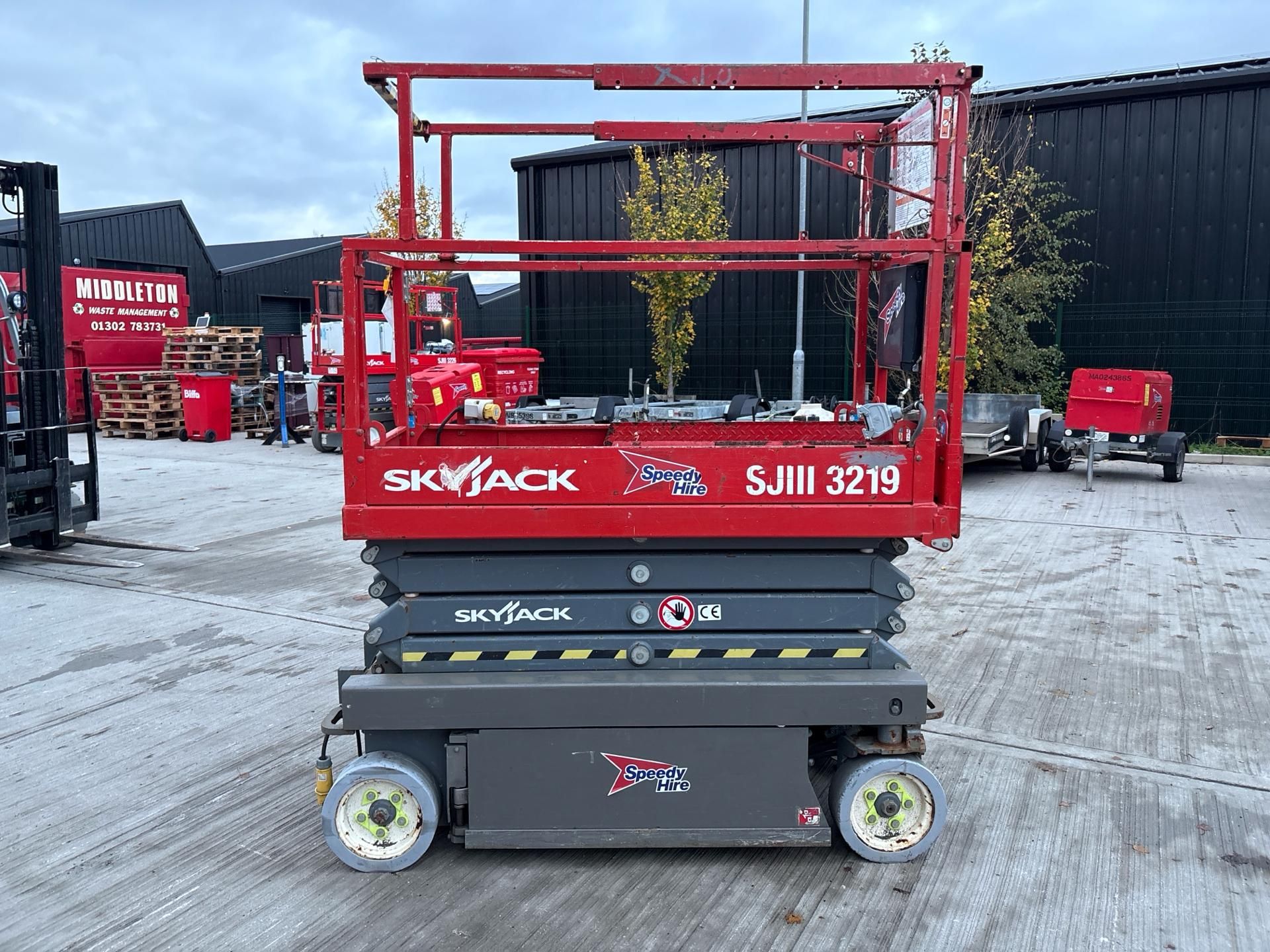 2007, SKYJACK - SJ9250RT 4x4 Scissor Lift (3,421 hours) Low Hours: Only 3,421 hours of use, ensurin
