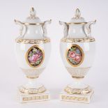 Paar seltener Baluster-Deckelvasen, Fürstenberg um 1780, ovoider Korpus mit Deckel, Weißporzellan m