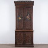 FUGGER - Schrank, hoher Nadelholz Buffet-Schrank aus dem Hause Fugger / Augsburg. Historismus / Neo