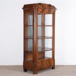 Eleganter Vitrinenschrank, 3-seitig verglaster eintüriger Vitrinenschrank mit Bodenschub und verspi