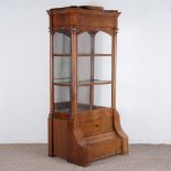 Elegante dreiseitig verglaste Vitrine, Biedermeier, Rheinland um 1830, Mahagoni massiv und furniert