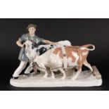 "Bauer mit Ochsen", große Figurenstaffage, Meissen, Schwertermarke 1. Wahl, Entwurf von Otto Pilz (