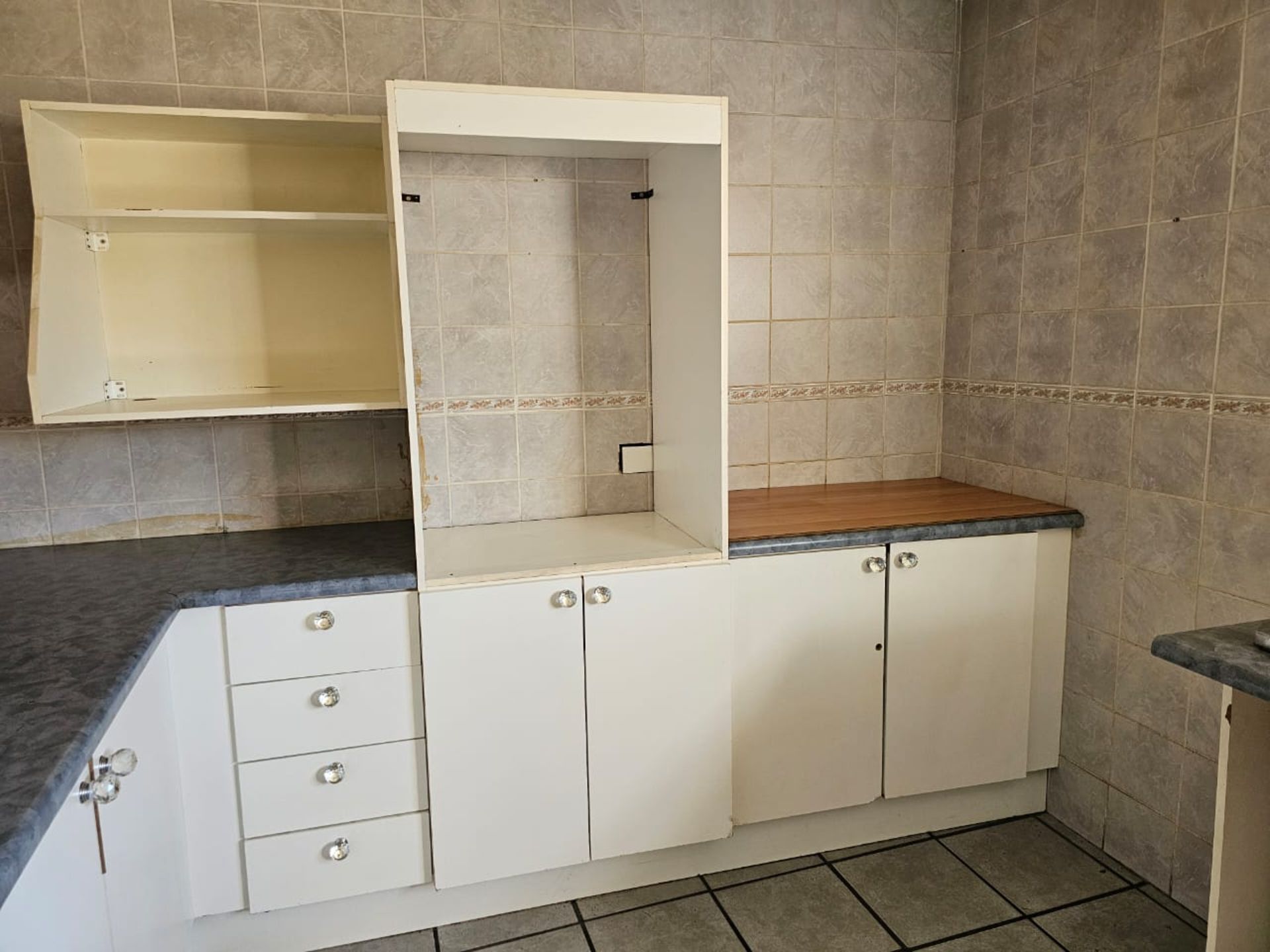 SPACIOUS 1 HECTARE PROPERTY WITH POOL & GUEST HOUSE - EQUIPPED WITH BACKUP SOLAR PLANT & WATER TANKS - Image 183 of 192