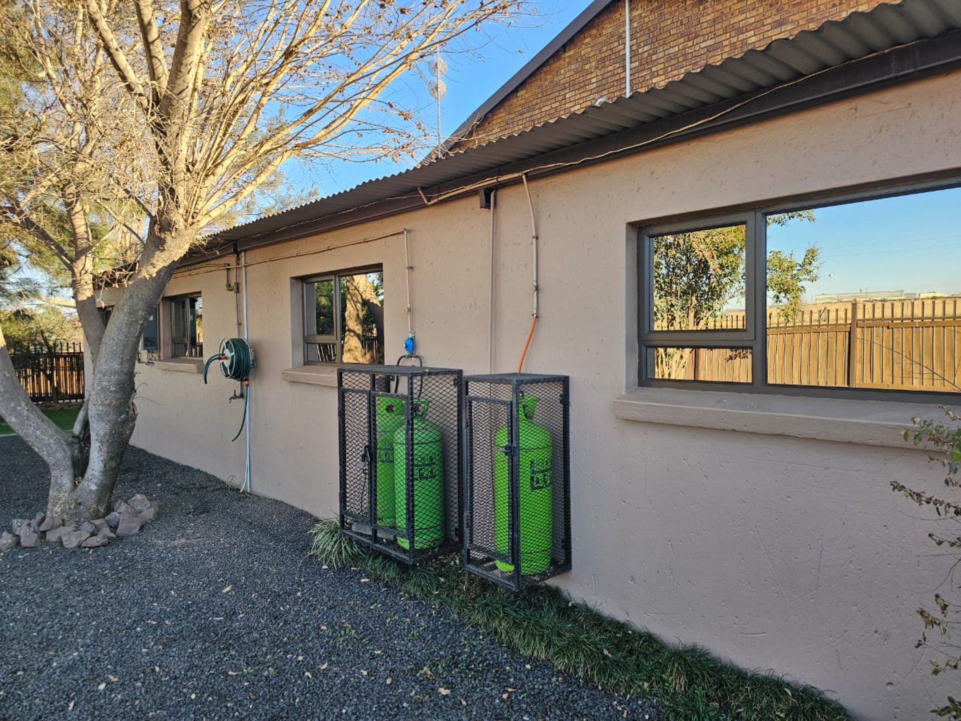 SPACIOUS 1 HECTARE PROPERTY WITH POOL & GUEST HOUSE - EQUIPPED WITH BACKUP SOLAR PLANT & WATER TANKS - Image 41 of 192