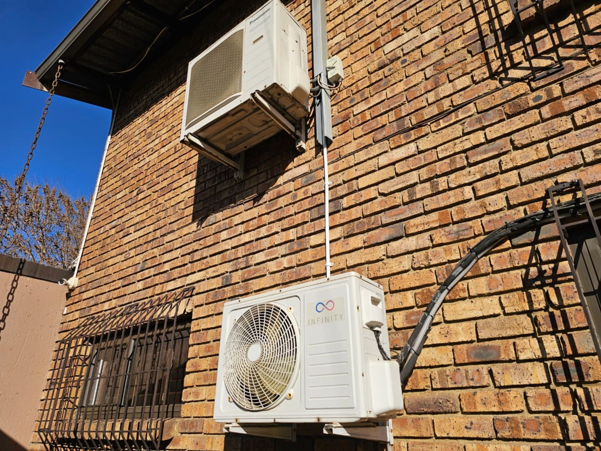 SPACIOUS 1 HECTARE PROPERTY WITH POOL & GUEST HOUSE - EQUIPPED WITH BACKUP SOLAR PLANT & WATER TANKS - Image 53 of 192