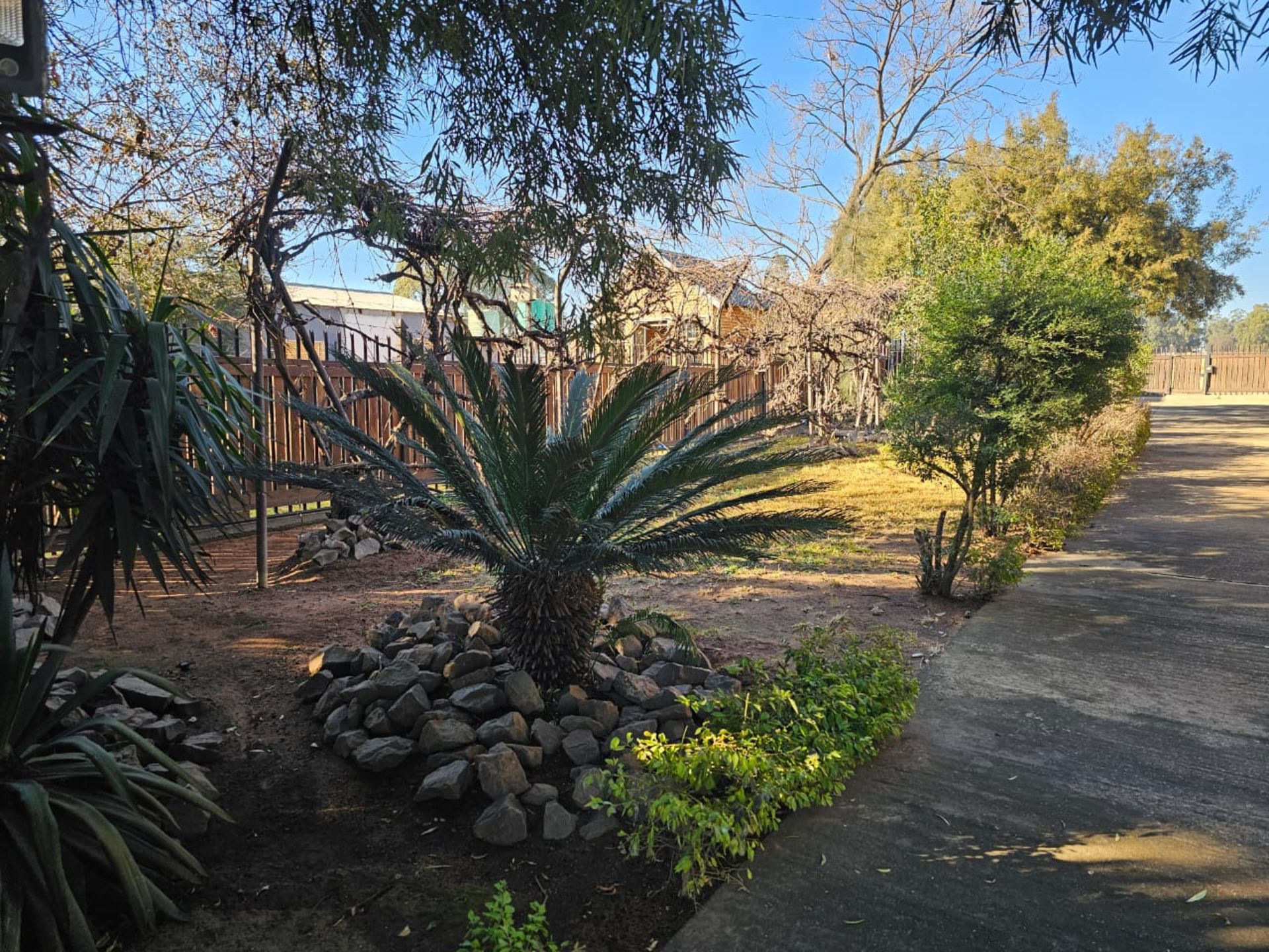 SPACIOUS 1 HECTARE PROPERTY WITH POOL & GUEST HOUSE - EQUIPPED WITH BACKUP SOLAR PLANT & WATER TANKS - Image 9 of 192
