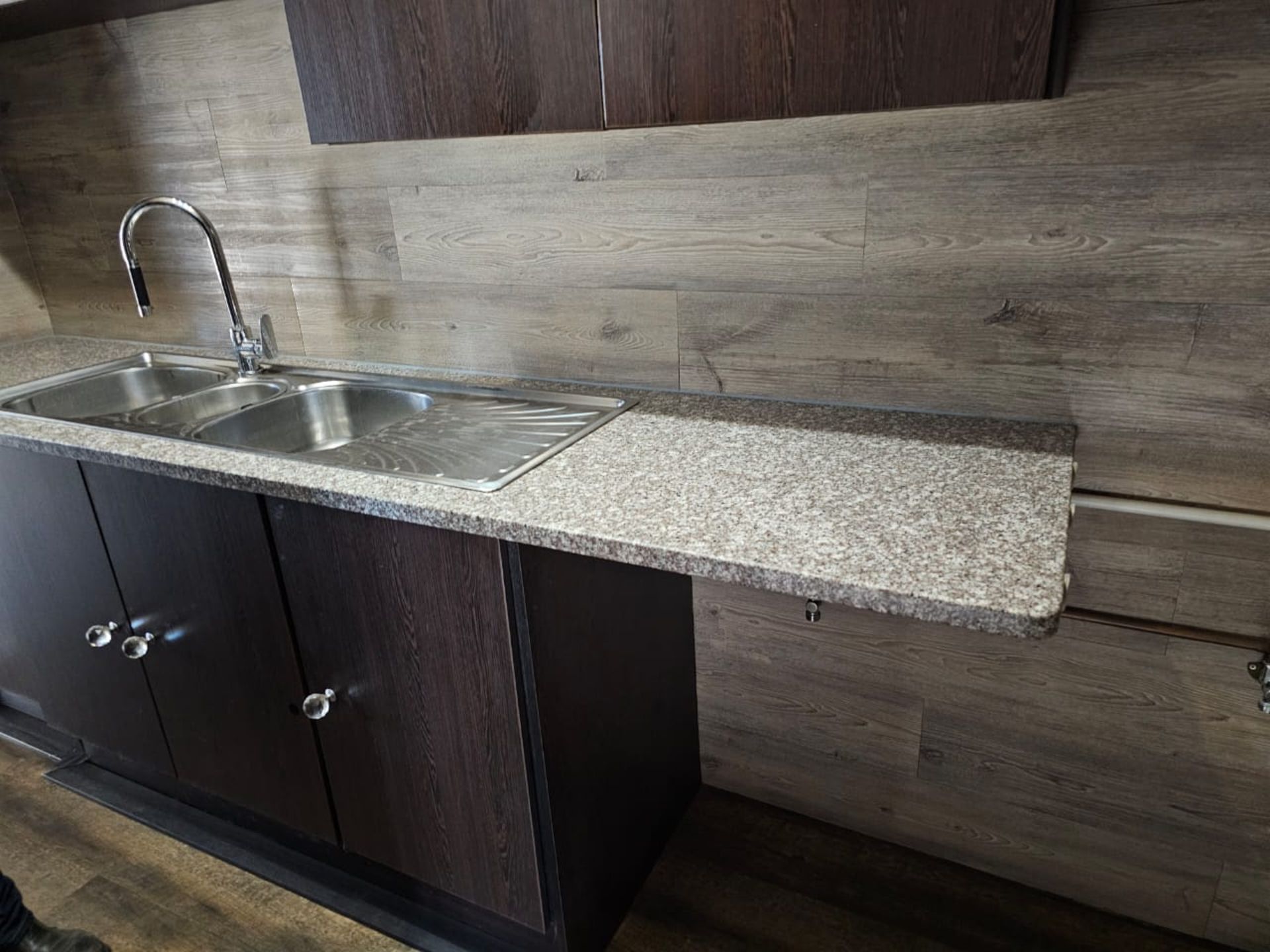 SPACIOUS 1 HECTARE PROPERTY WITH POOL & GUEST HOUSE - EQUIPPED WITH BACKUP SOLAR PLANT & WATER TANKS - Image 79 of 192