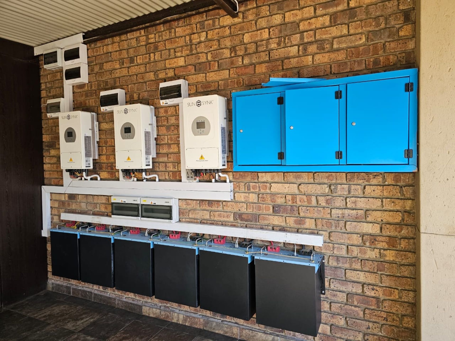 SPACIOUS 1 HECTARE PROPERTY WITH POOL & GUEST HOUSE - EQUIPPED WITH BACKUP SOLAR PLANT & WATER TANKS - Image 61 of 192