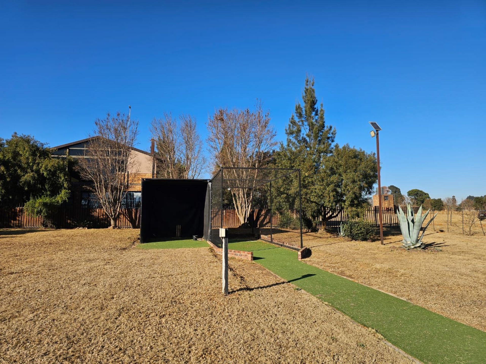 SPACIOUS 1 HECTARE PROPERTY WITH POOL & GUEST HOUSE - EQUIPPED WITH BACKUP SOLAR PLANT & WATER TANKS - Image 5 of 192