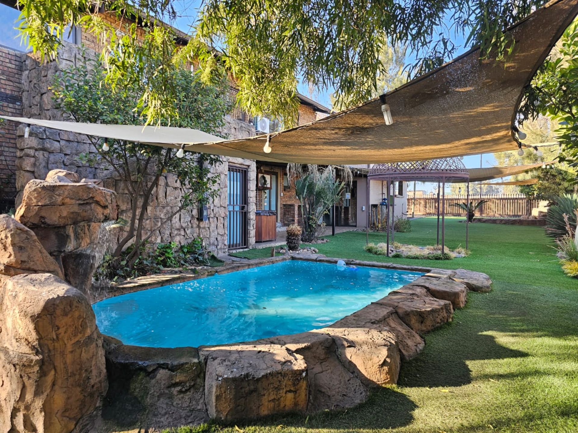 SPACIOUS 1 HECTARE PROPERTY WITH POOL & GUEST HOUSE - EQUIPPED WITH BACKUP SOLAR PLANT & WATER TANKS - Image 20 of 192