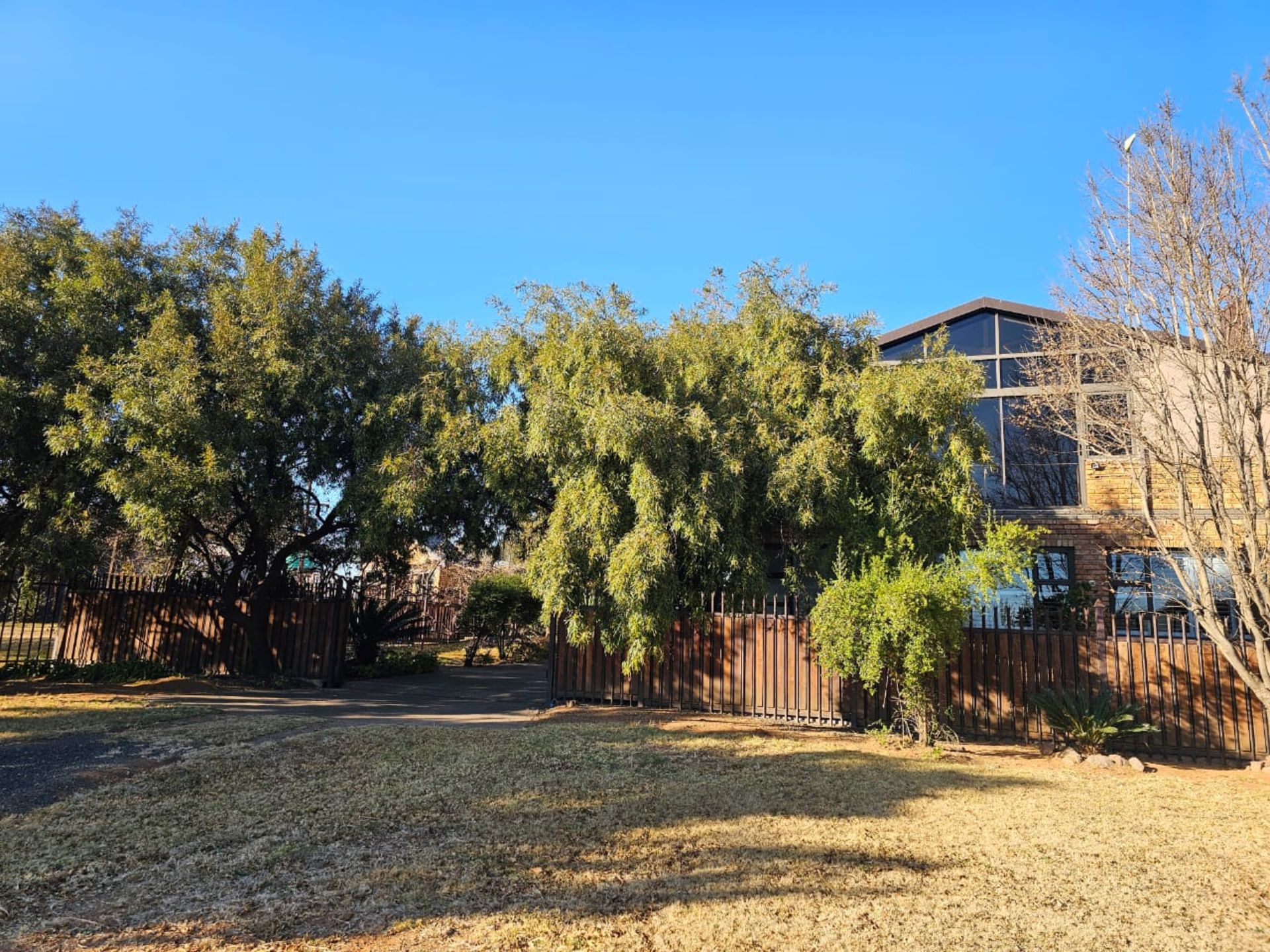 SPACIOUS 1 HECTARE PROPERTY WITH POOL & GUEST HOUSE - EQUIPPED WITH BACKUP SOLAR PLANT & WATER TANKS - Image 6 of 192