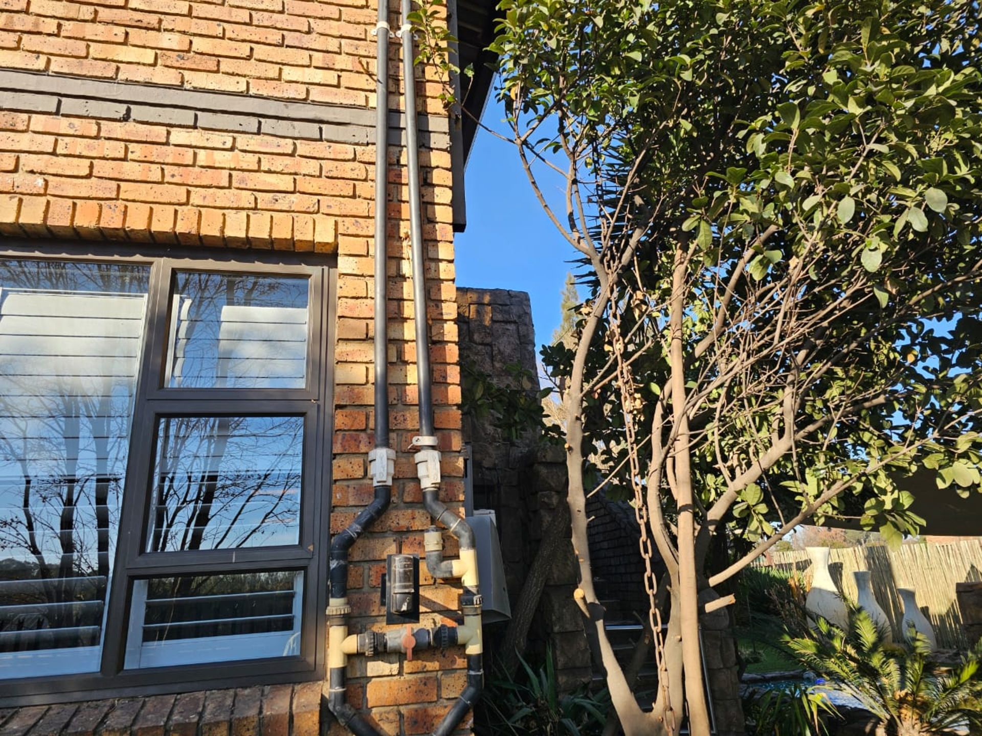 SPACIOUS 1 HECTARE PROPERTY WITH POOL & GUEST HOUSE - EQUIPPED WITH BACKUP SOLAR PLANT & WATER TANKS - Image 17 of 192