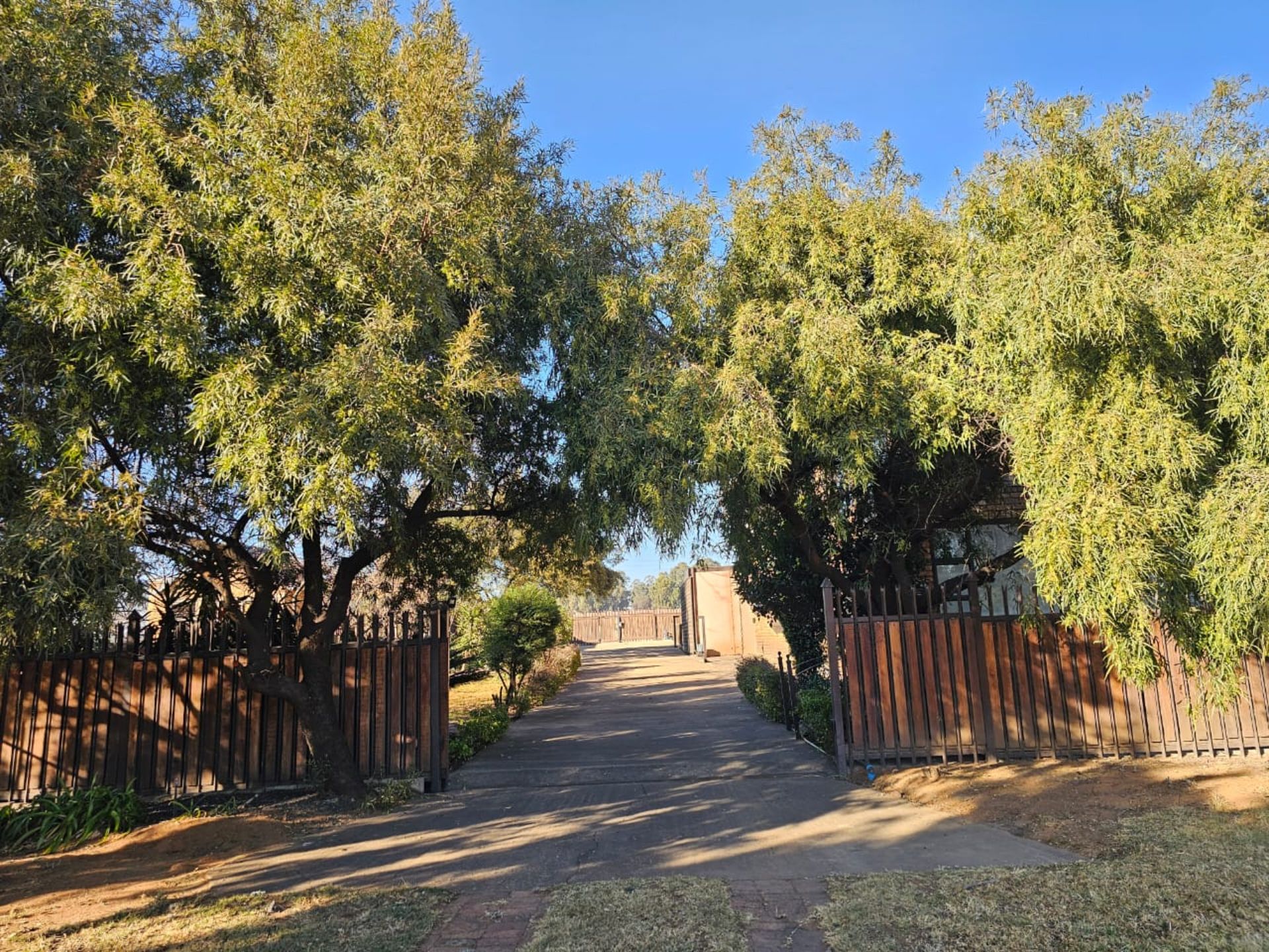 SPACIOUS 1 HECTARE PROPERTY WITH POOL & GUEST HOUSE - EQUIPPED WITH BACKUP SOLAR PLANT & WATER TANKS - Image 7 of 192