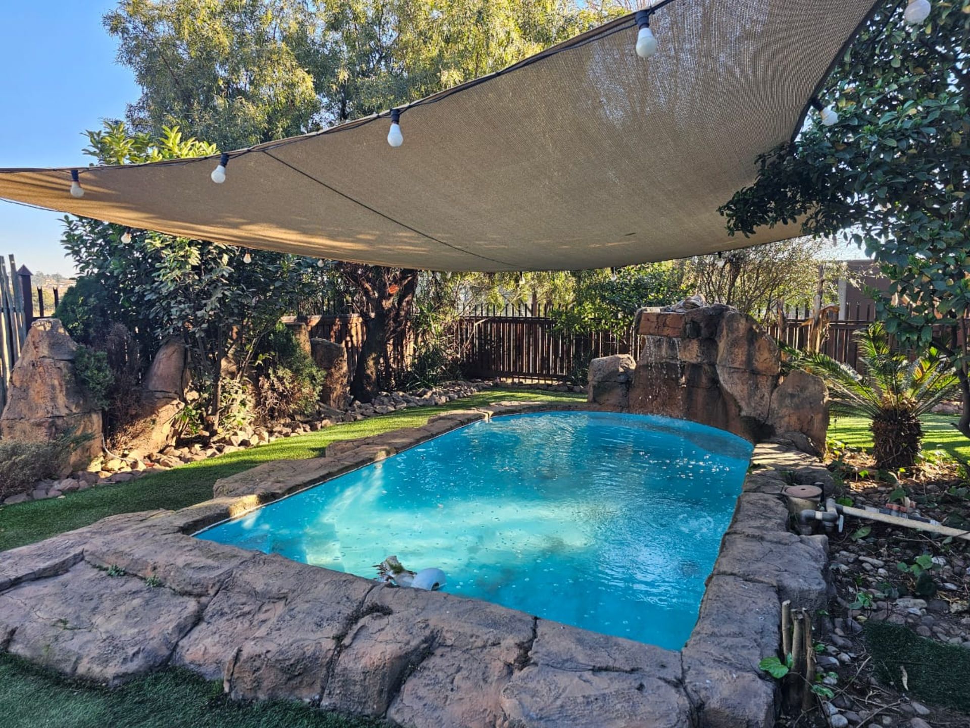 SPACIOUS 1 HECTARE PROPERTY WITH POOL & GUEST HOUSE - EQUIPPED WITH BACKUP SOLAR PLANT & WATER TANKS - Image 24 of 192