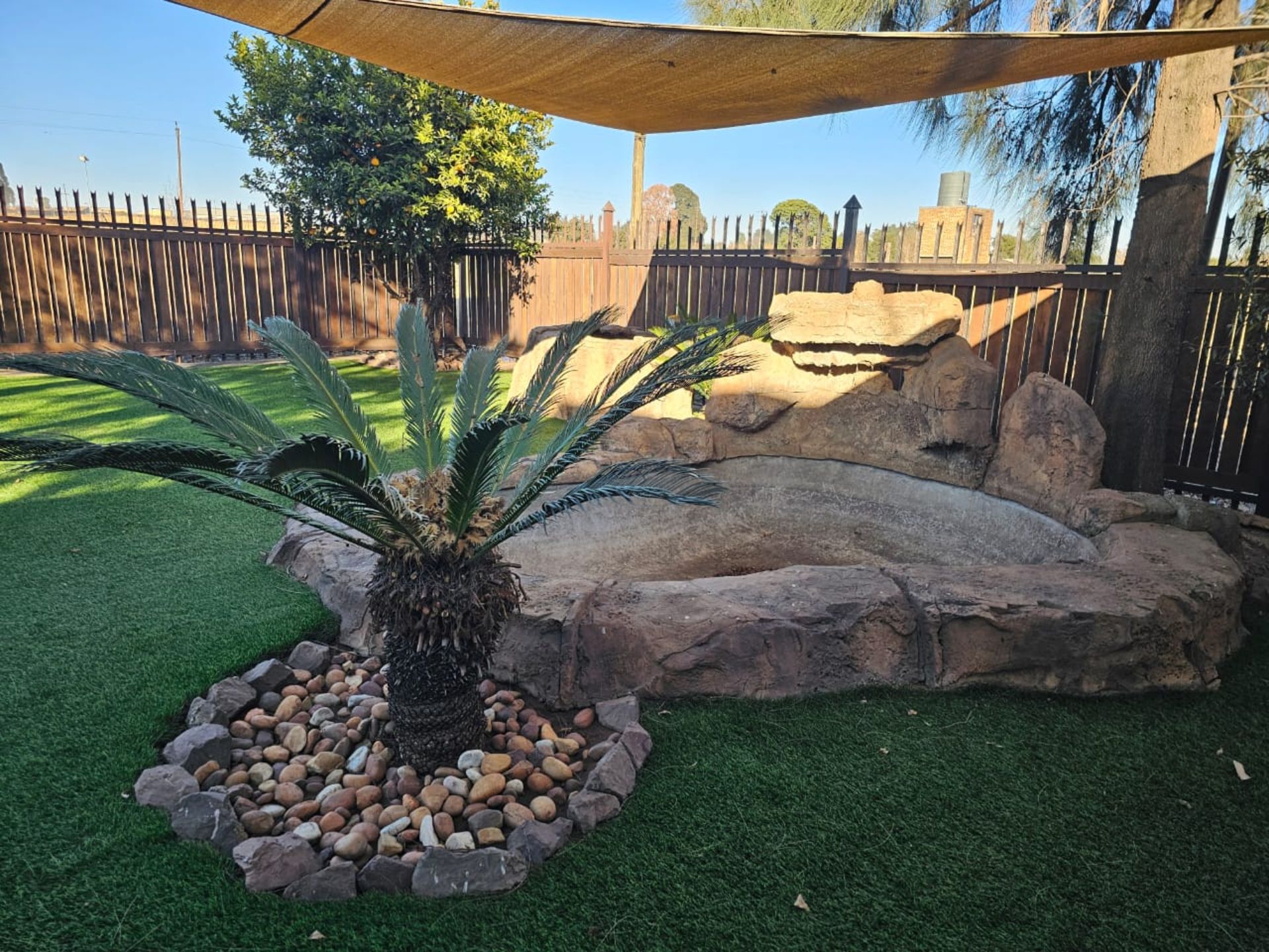 SPACIOUS 1 HECTARE PROPERTY WITH POOL & GUEST HOUSE - EQUIPPED WITH BACKUP SOLAR PLANT & WATER TANKS - Image 36 of 192