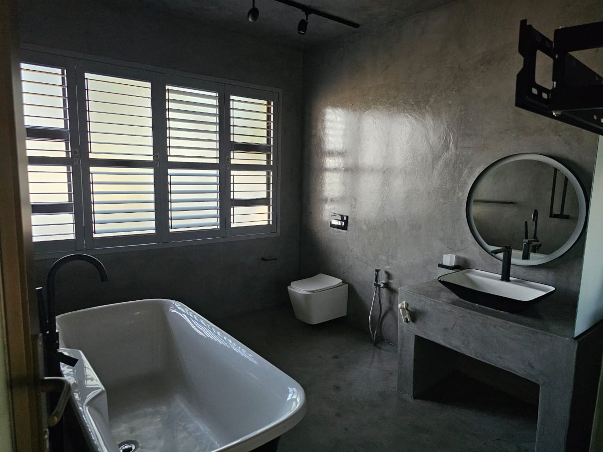 SPACIOUS 1 HECTARE PROPERTY WITH POOL & GUEST HOUSE - EQUIPPED WITH BACKUP SOLAR PLANT & WATER TANKS - Image 106 of 192