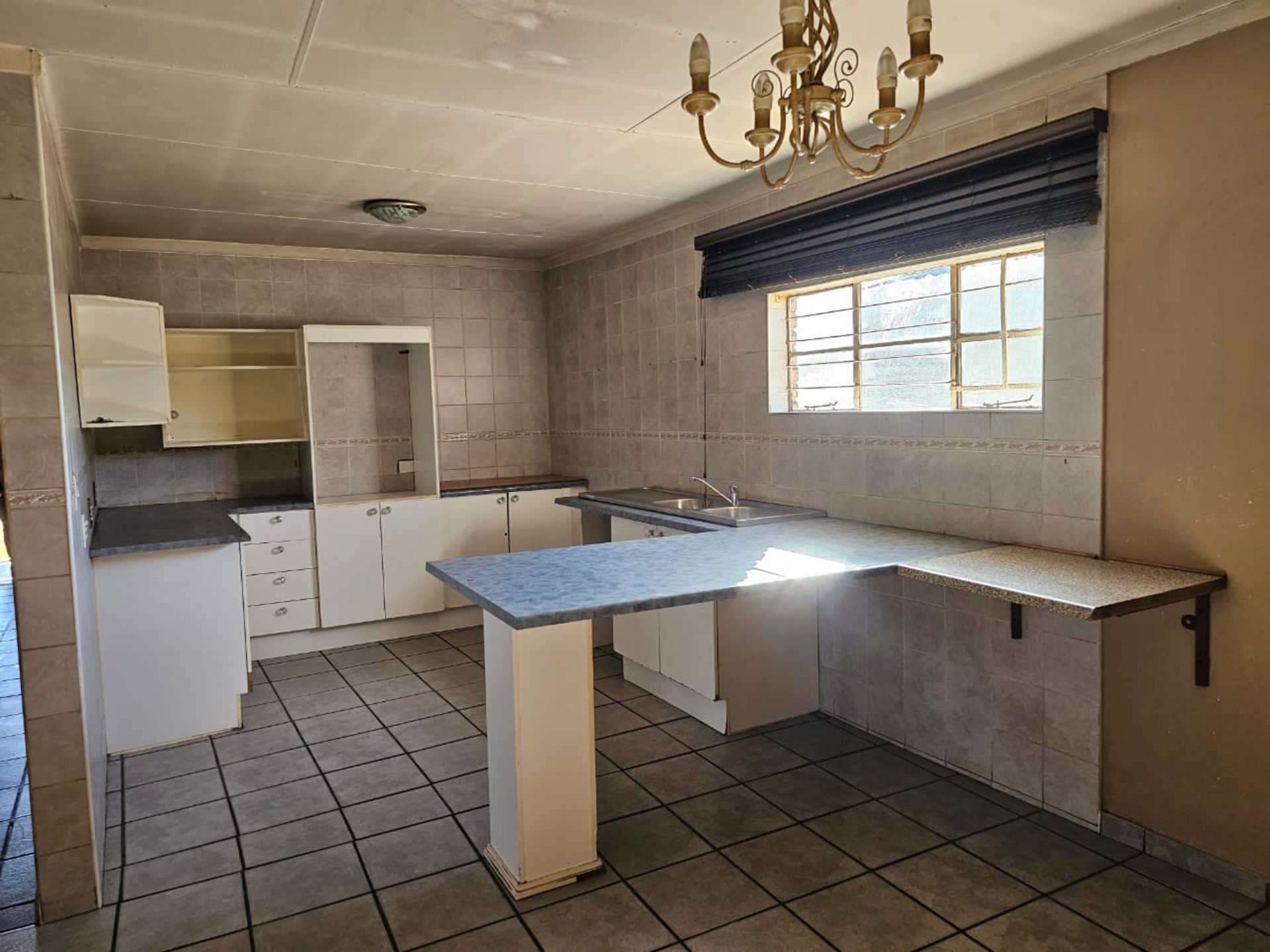 SPACIOUS 1 HECTARE PROPERTY WITH POOL & GUEST HOUSE - EQUIPPED WITH BACKUP SOLAR PLANT & WATER TANKS - Image 180 of 192