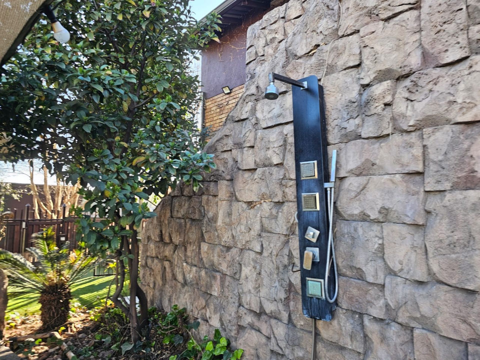 SPACIOUS 1 HECTARE PROPERTY WITH POOL & GUEST HOUSE - EQUIPPED WITH BACKUP SOLAR PLANT & WATER TANKS - Image 22 of 192