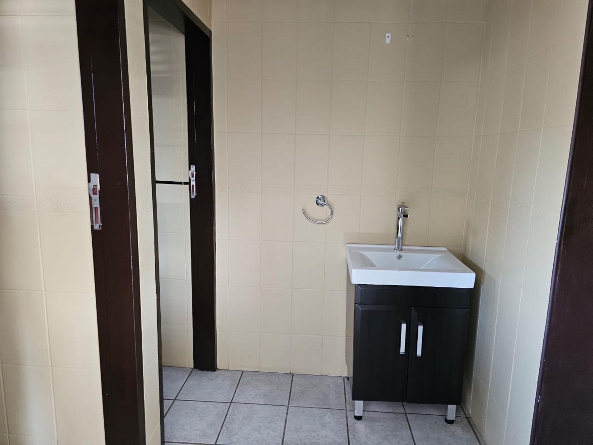 SPACIOUS 1 HECTARE PROPERTY WITH POOL & GUEST HOUSE - EQUIPPED WITH BACKUP SOLAR PLANT & WATER TANKS - Image 138 of 192