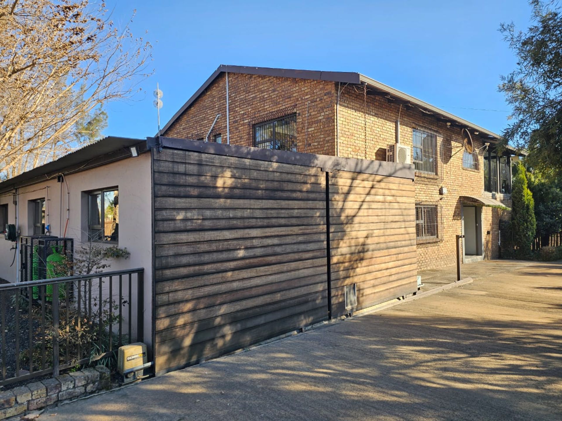 SPACIOUS 1 HECTARE PROPERTY WITH POOL & GUEST HOUSE - EQUIPPED WITH BACKUP SOLAR PLANT & WATER TANKS - Image 58 of 192
