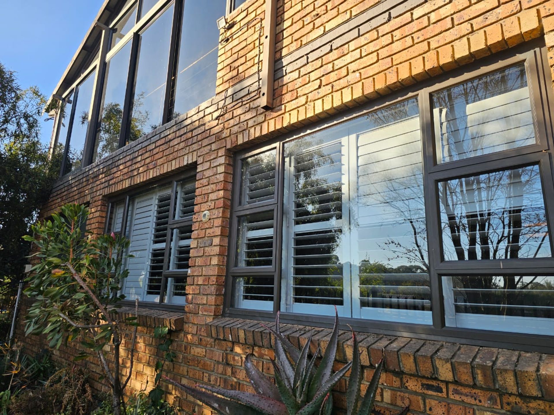 SPACIOUS 1 HECTARE PROPERTY WITH POOL & GUEST HOUSE - EQUIPPED WITH BACKUP SOLAR PLANT & WATER TANKS - Image 16 of 192