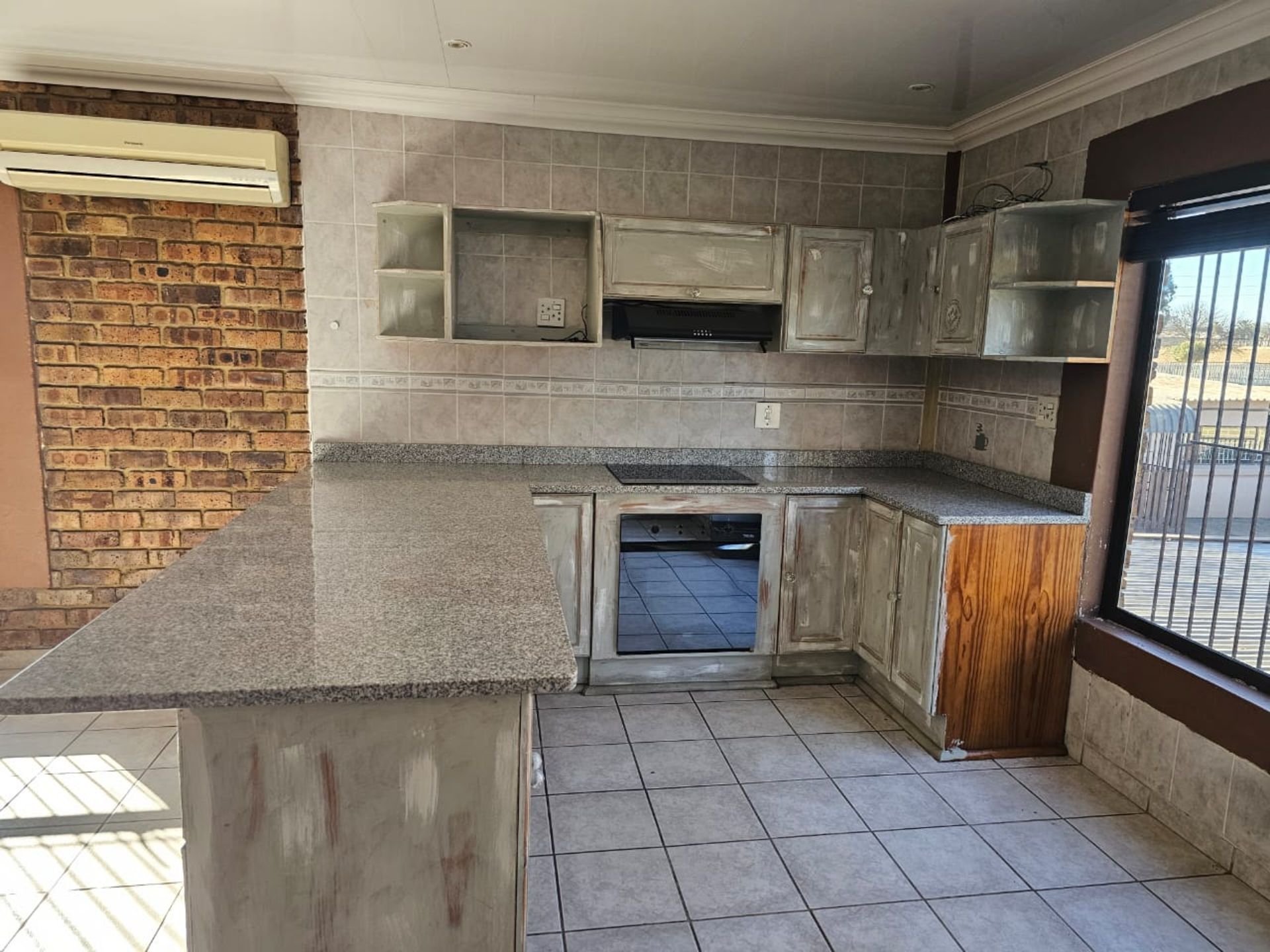 SPACIOUS 1 HECTARE PROPERTY WITH POOL & GUEST HOUSE - EQUIPPED WITH BACKUP SOLAR PLANT & WATER TANKS - Image 132 of 192