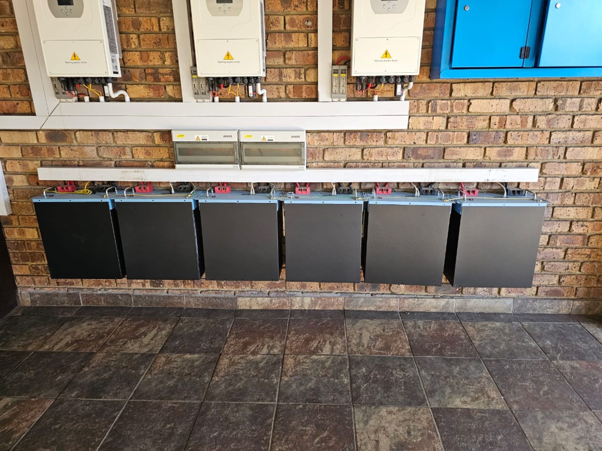 SPACIOUS 1 HECTARE PROPERTY WITH POOL & GUEST HOUSE - EQUIPPED WITH BACKUP SOLAR PLANT & WATER TANKS - Image 63 of 192