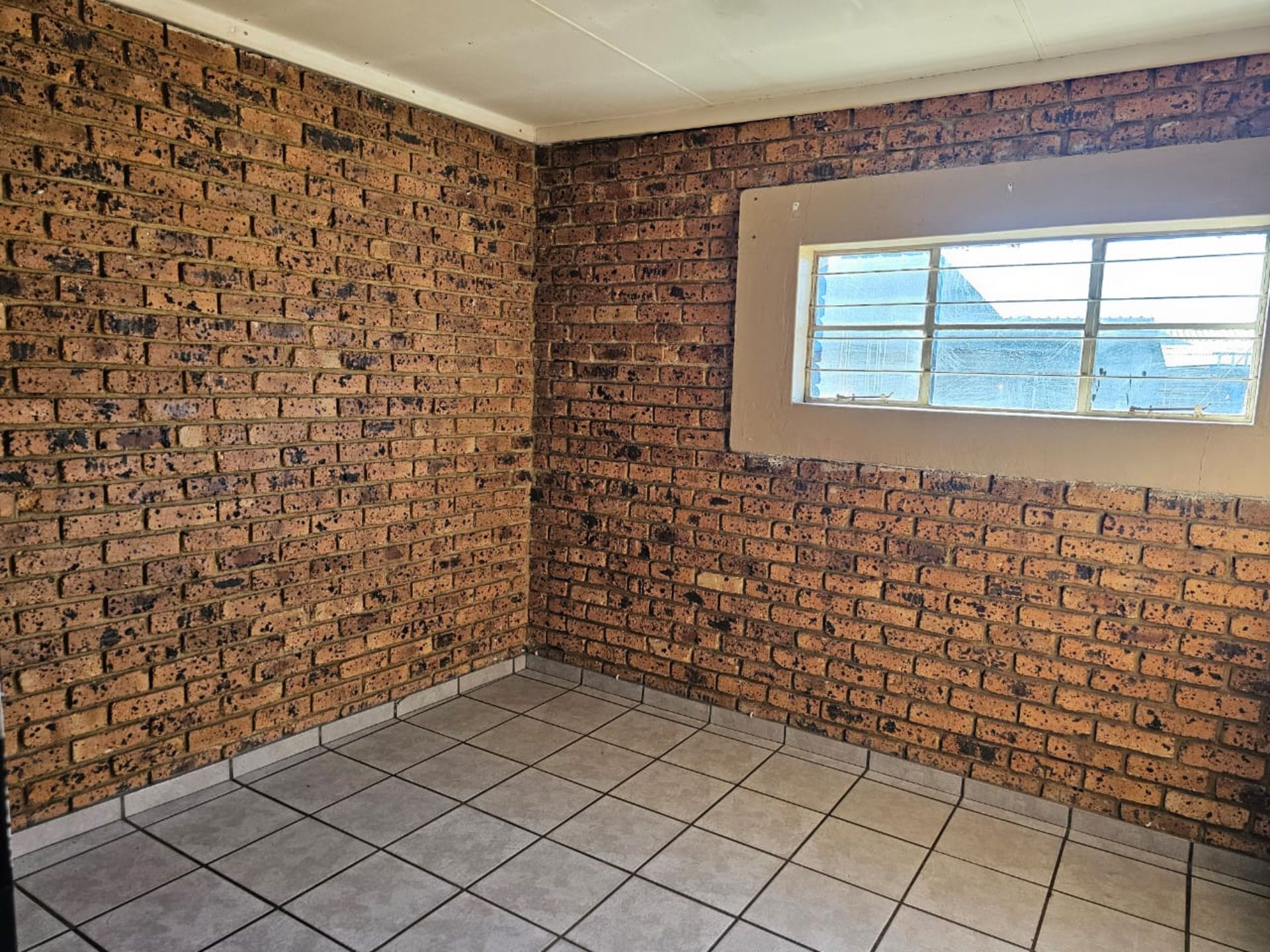 SPACIOUS 1 HECTARE PROPERTY WITH POOL & GUEST HOUSE - EQUIPPED WITH BACKUP SOLAR PLANT & WATER TANKS - Image 178 of 192