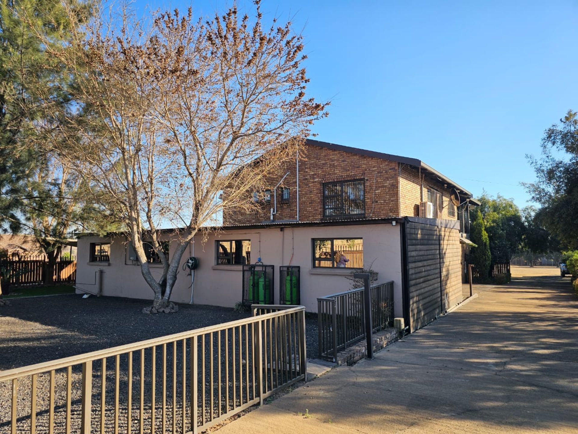 SPACIOUS 1 HECTARE PROPERTY WITH POOL & GUEST HOUSE - EQUIPPED WITH BACKUP SOLAR PLANT & WATER TANKS - Image 45 of 192