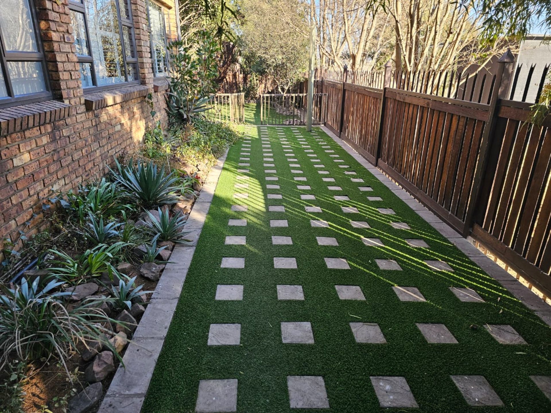 SPACIOUS 1 HECTARE PROPERTY WITH POOL & GUEST HOUSE - EQUIPPED WITH BACKUP SOLAR PLANT & WATER TANKS - Image 14 of 192