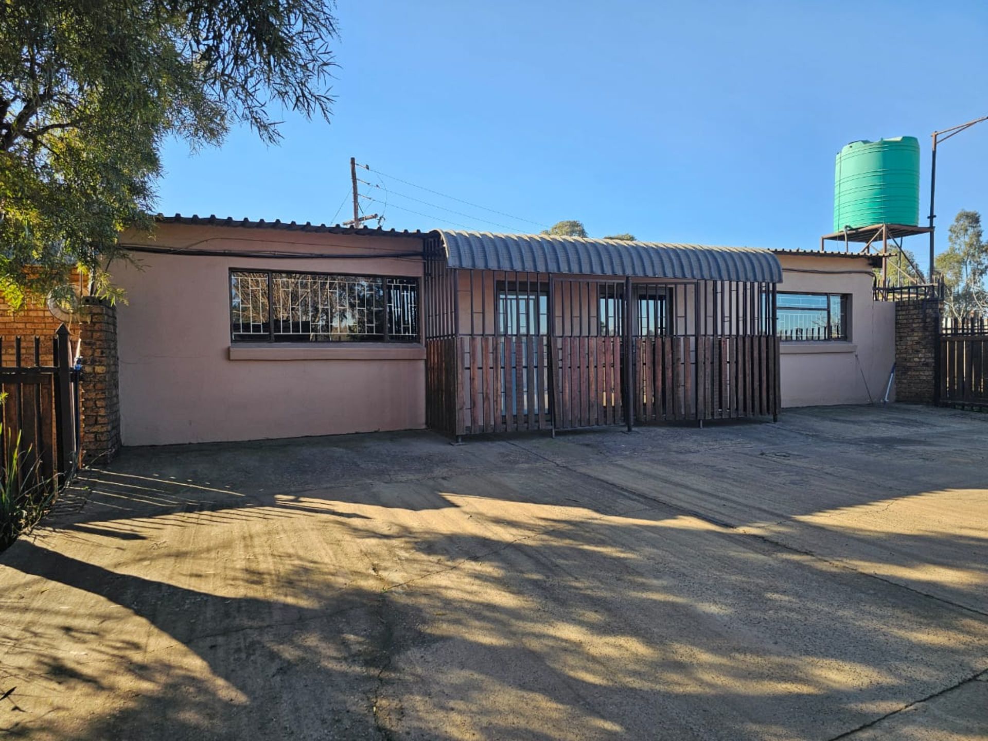 SPACIOUS 1 HECTARE PROPERTY WITH POOL & GUEST HOUSE - EQUIPPED WITH BACKUP SOLAR PLANT & WATER TANKS - Image 169 of 192