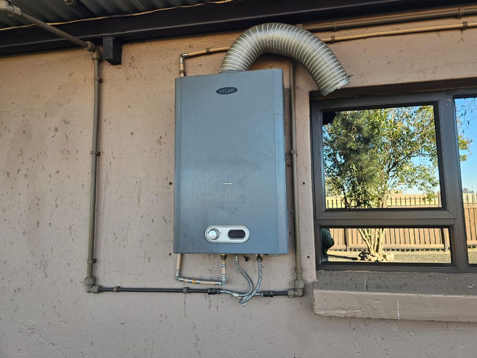 SPACIOUS 1 HECTARE PROPERTY WITH POOL & GUEST HOUSE - EQUIPPED WITH BACKUP SOLAR PLANT & WATER TANKS - Image 39 of 192