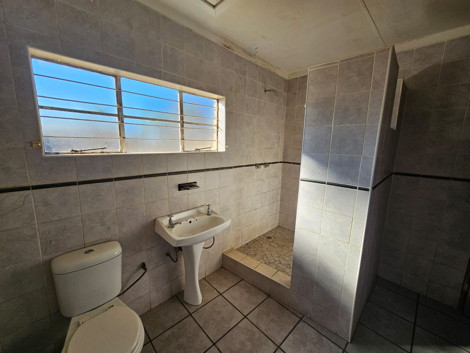 SPACIOUS 1 HECTARE PROPERTY WITH POOL & GUEST HOUSE - EQUIPPED WITH BACKUP SOLAR PLANT & WATER TANKS - Image 192 of 192