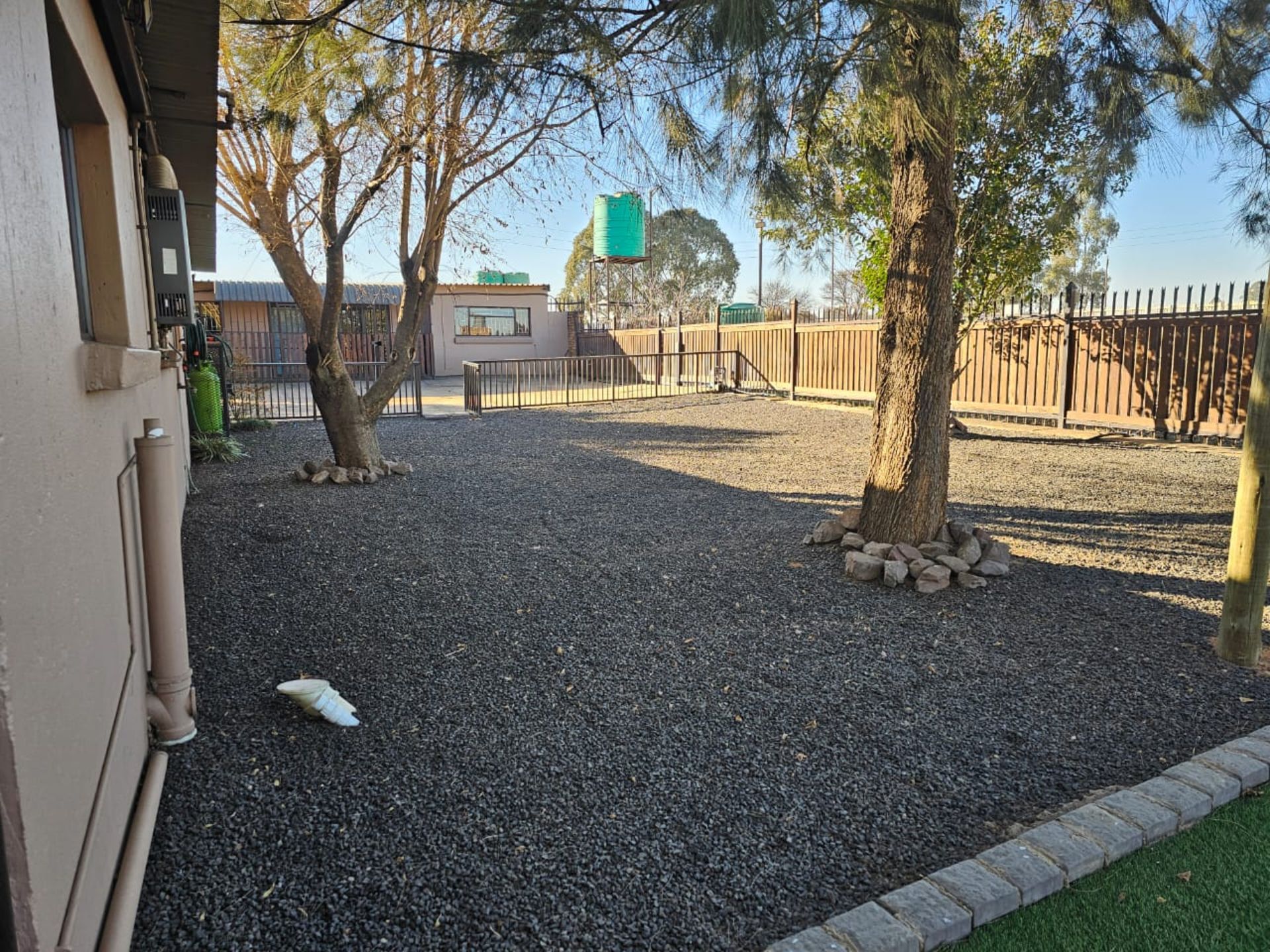 SPACIOUS 1 HECTARE PROPERTY WITH POOL & GUEST HOUSE - EQUIPPED WITH BACKUP SOLAR PLANT & WATER TANKS - Image 35 of 192