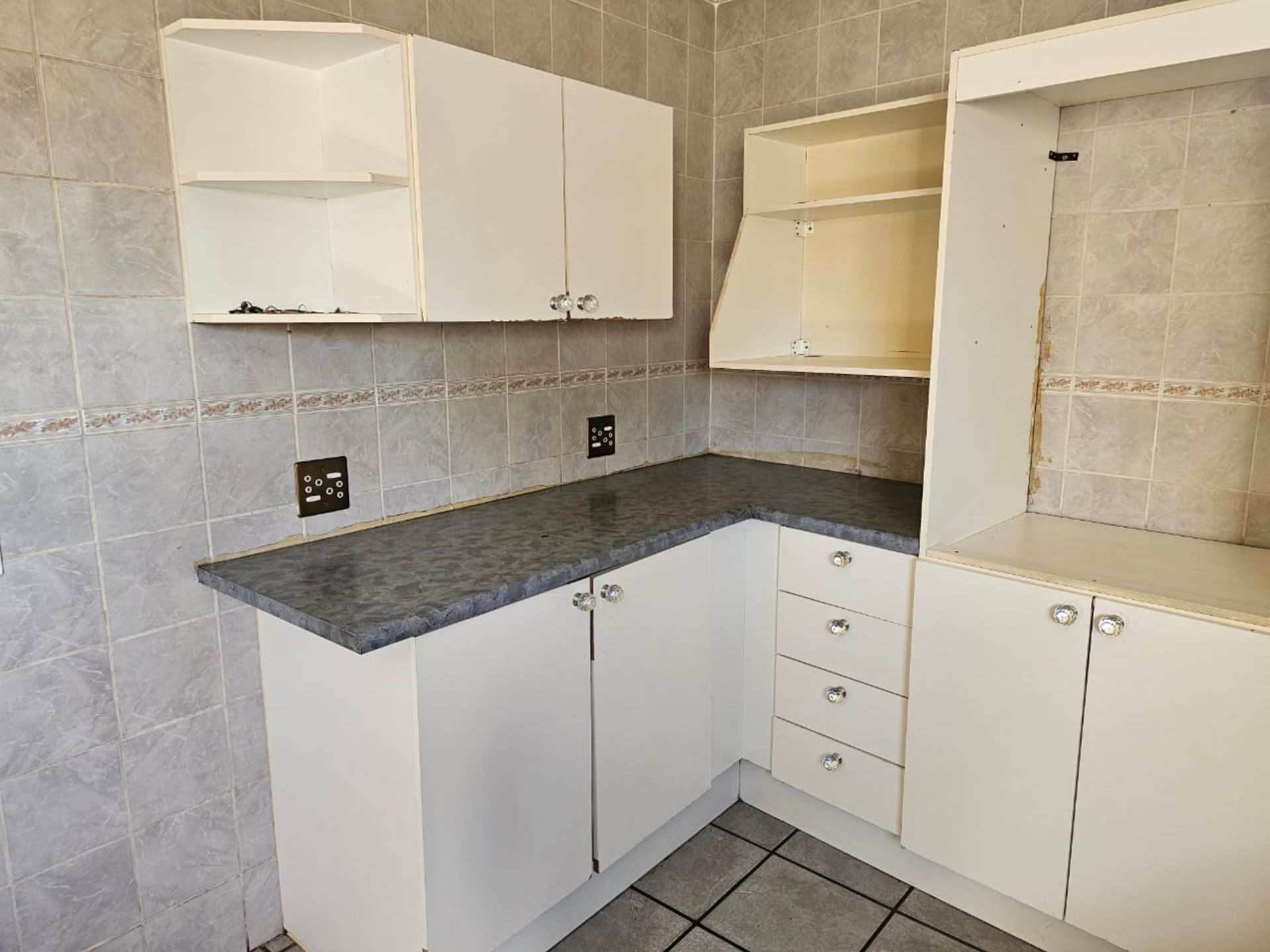 SPACIOUS 1 HECTARE PROPERTY WITH POOL & GUEST HOUSE - EQUIPPED WITH BACKUP SOLAR PLANT & WATER TANKS - Image 185 of 192