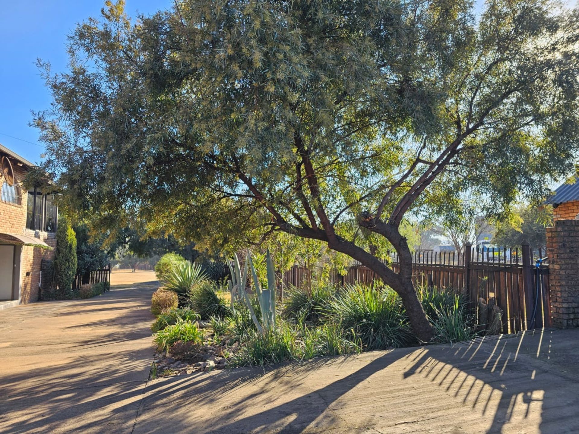 SPACIOUS 1 HECTARE PROPERTY WITH POOL & GUEST HOUSE - EQUIPPED WITH BACKUP SOLAR PLANT & WATER TANKS - Image 48 of 192