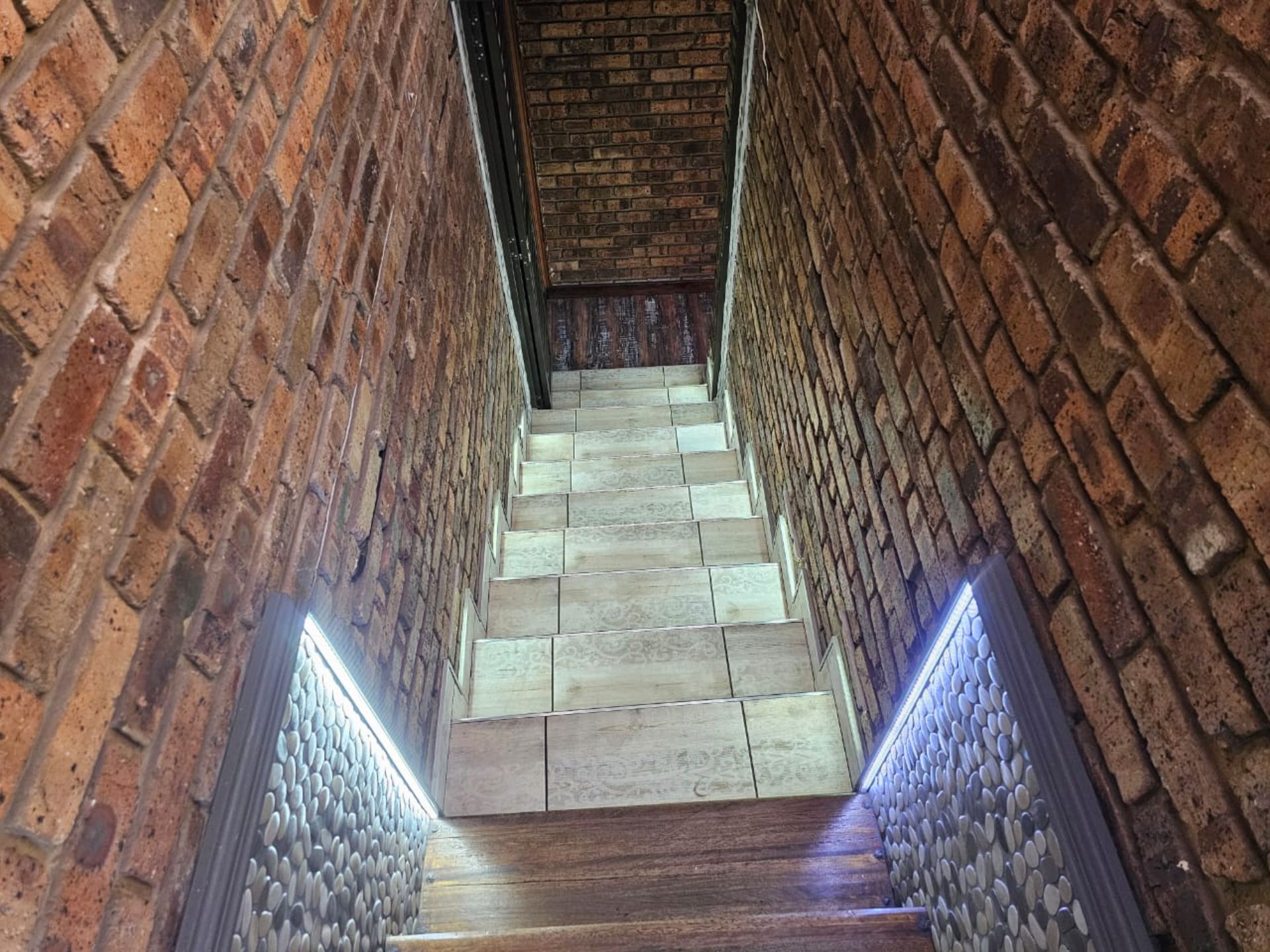 SPACIOUS 1 HECTARE PROPERTY WITH POOL & GUEST HOUSE - EQUIPPED WITH BACKUP SOLAR PLANT & WATER TANKS - Image 136 of 192