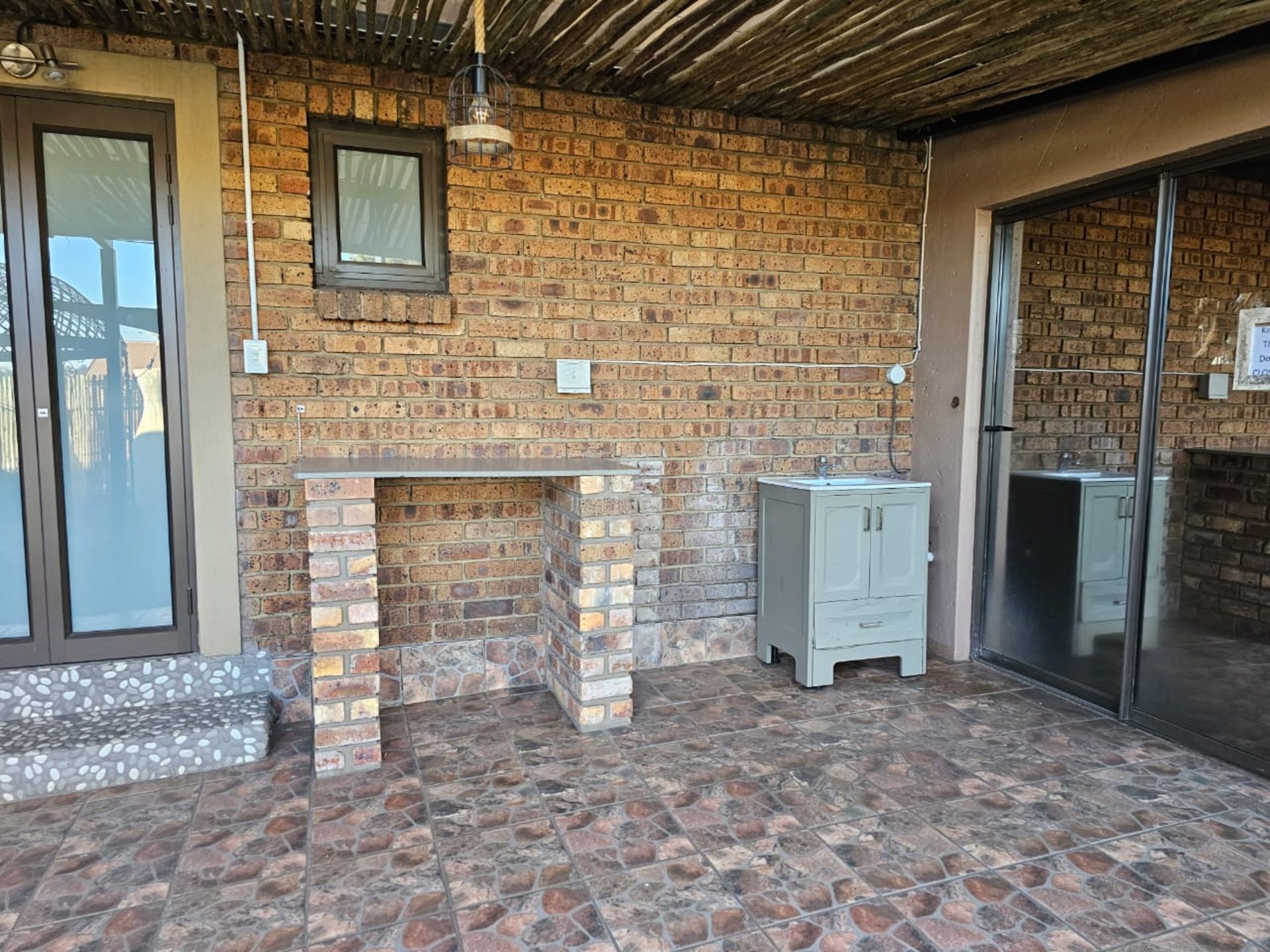 SPACIOUS 1 HECTARE PROPERTY WITH POOL & GUEST HOUSE - EQUIPPED WITH BACKUP SOLAR PLANT & WATER TANKS - Image 27 of 192