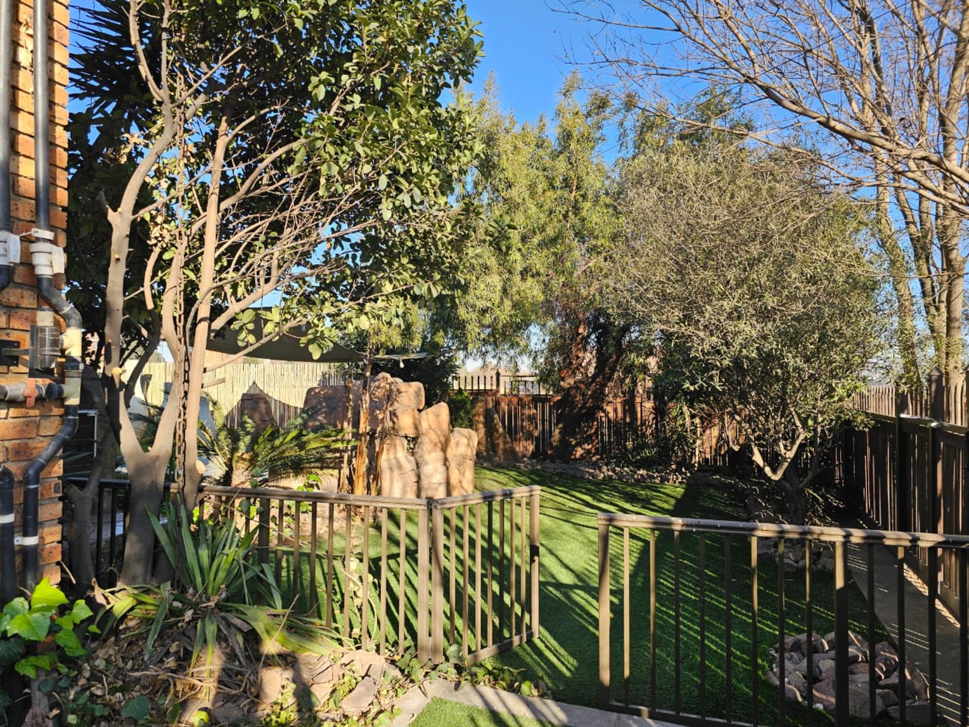 SPACIOUS 1 HECTARE PROPERTY WITH POOL & GUEST HOUSE - EQUIPPED WITH BACKUP SOLAR PLANT & WATER TANKS - Image 18 of 192