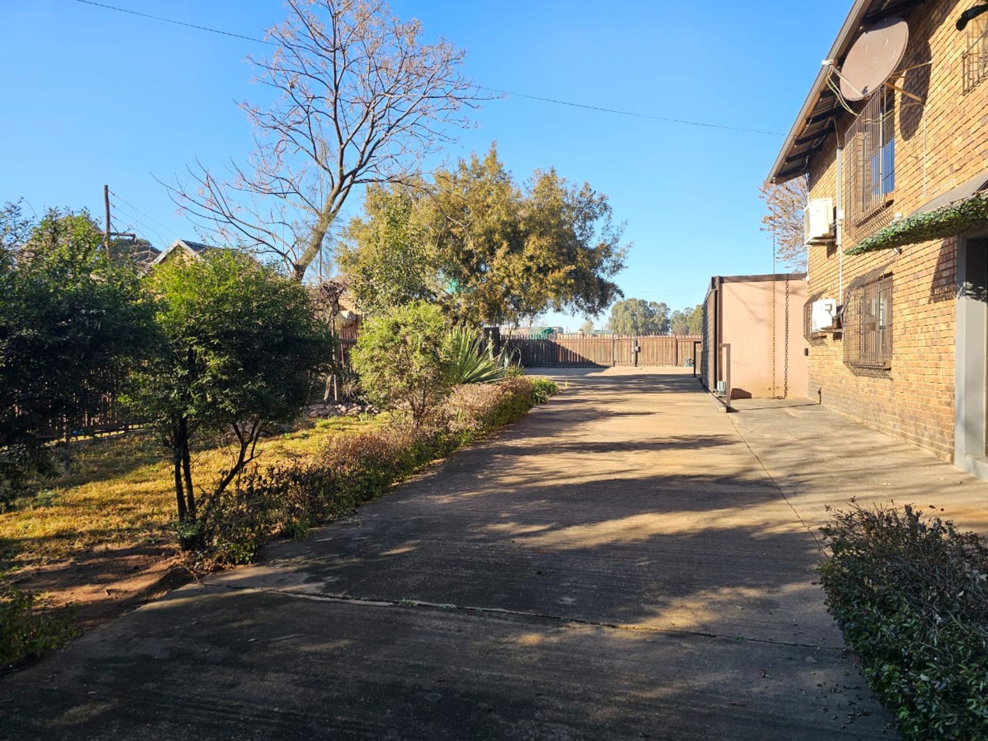 SPACIOUS 1 HECTARE PROPERTY WITH POOL & GUEST HOUSE - EQUIPPED WITH BACKUP SOLAR PLANT & WATER TANKS - Image 12 of 192