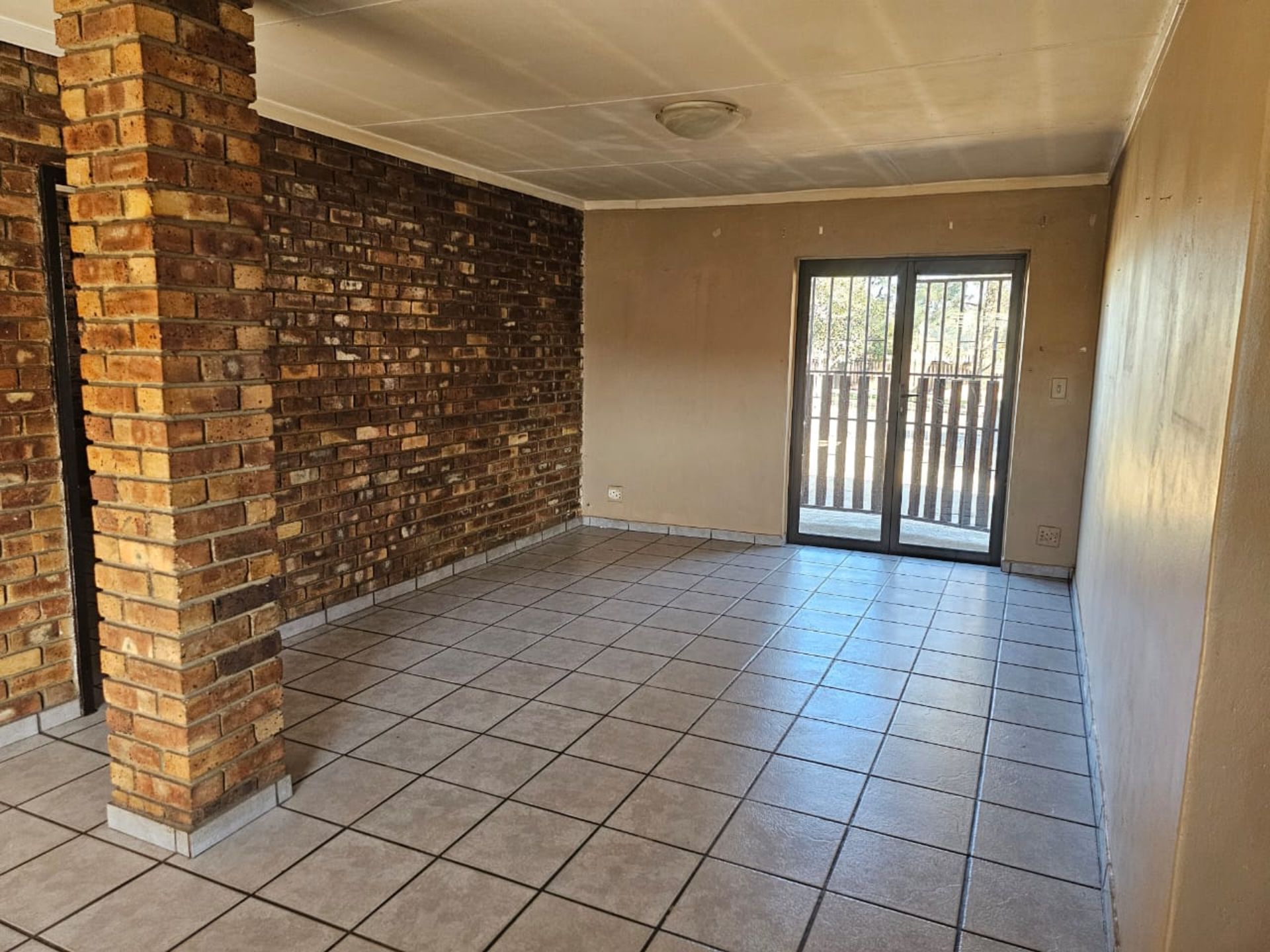 SPACIOUS 1 HECTARE PROPERTY WITH POOL & GUEST HOUSE - EQUIPPED WITH BACKUP SOLAR PLANT & WATER TANKS - Image 184 of 192