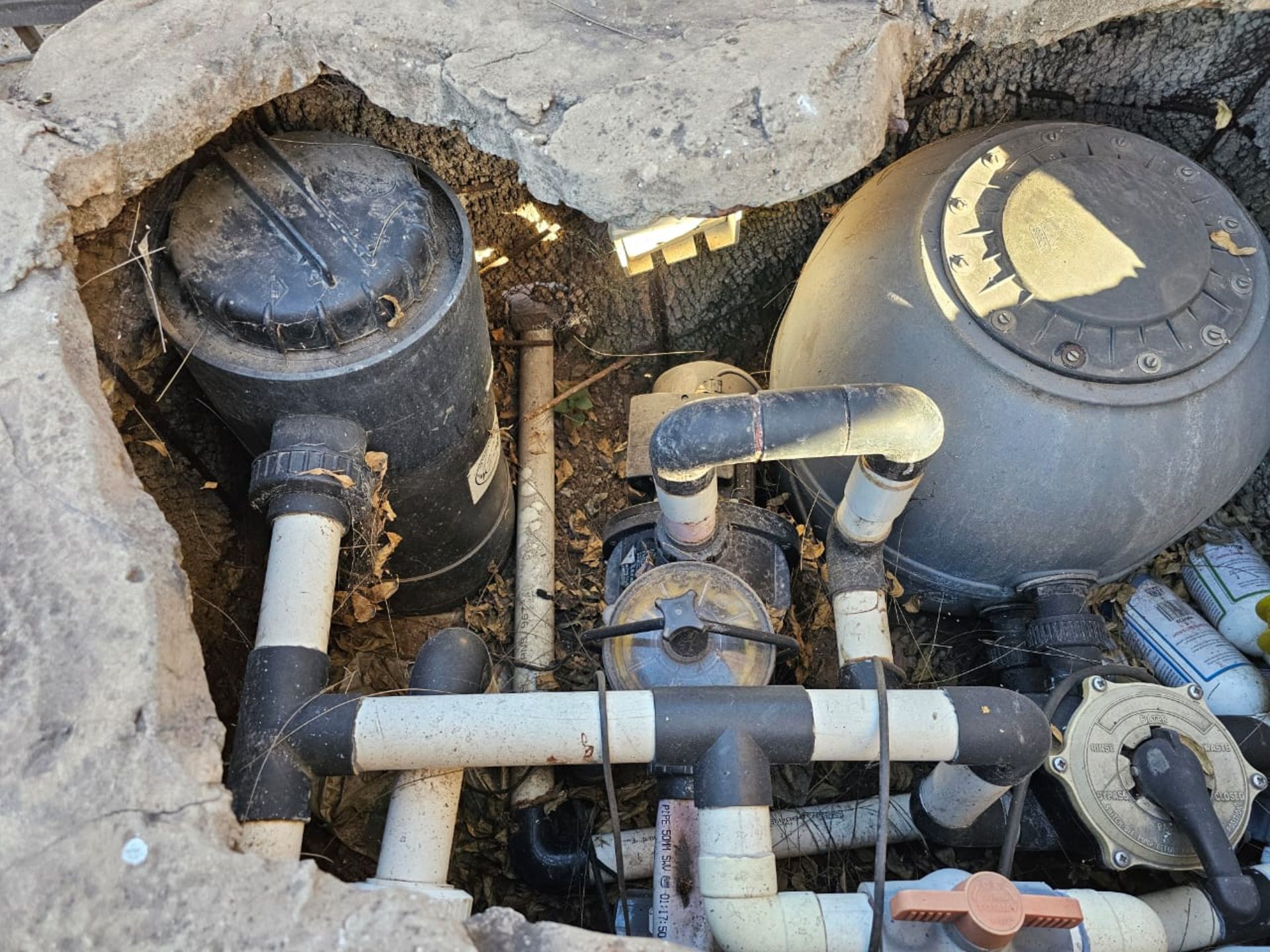 SPACIOUS 1 HECTARE PROPERTY WITH POOL & GUEST HOUSE - EQUIPPED WITH BACKUP SOLAR PLANT & WATER TANKS - Image 34 of 192