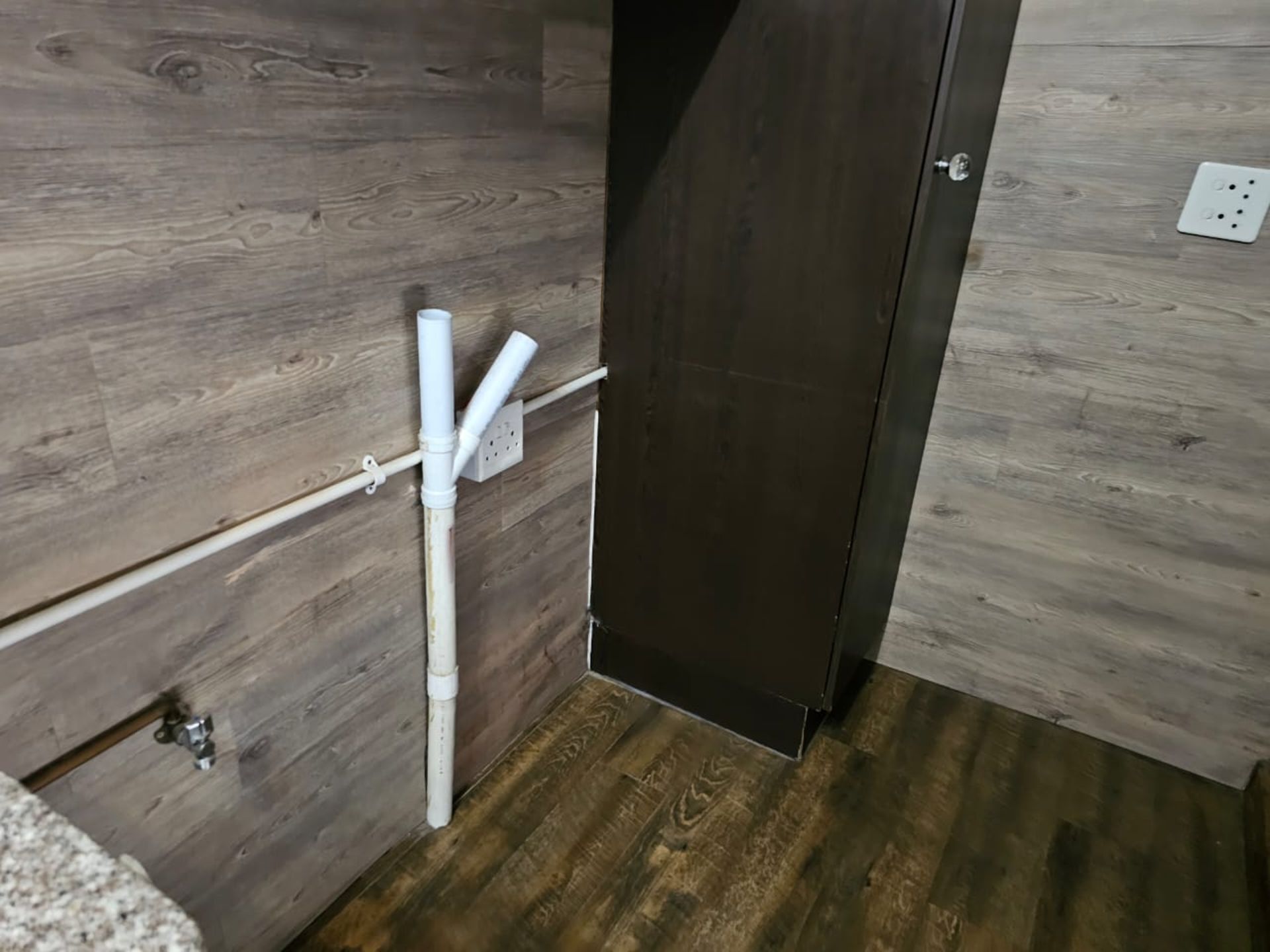 SPACIOUS 1 HECTARE PROPERTY WITH POOL & GUEST HOUSE - EQUIPPED WITH BACKUP SOLAR PLANT & WATER TANKS - Image 77 of 192