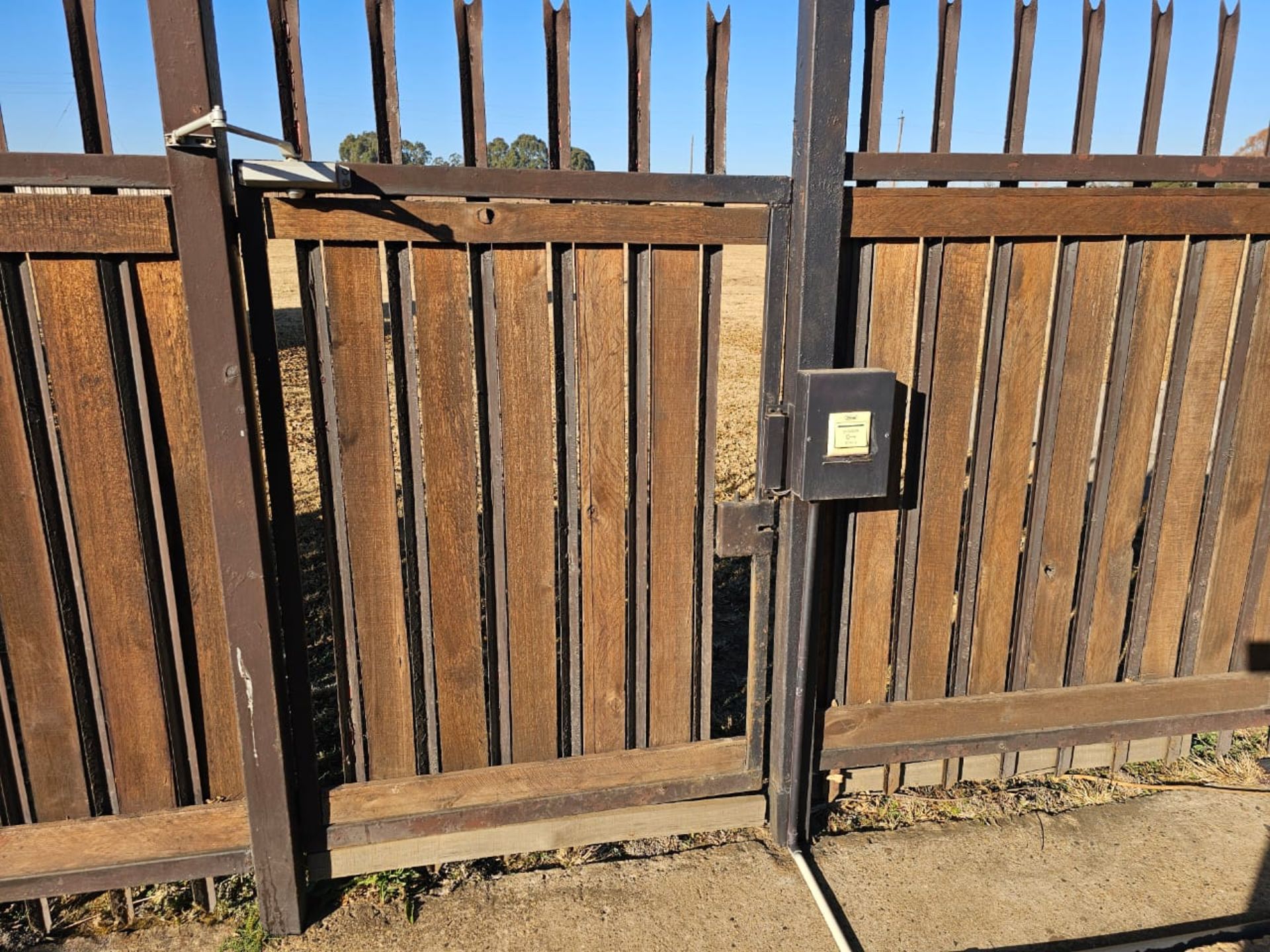 SPACIOUS 1 HECTARE PROPERTY WITH POOL & GUEST HOUSE - EQUIPPED WITH BACKUP SOLAR PLANT & WATER TANKS - Image 49 of 192