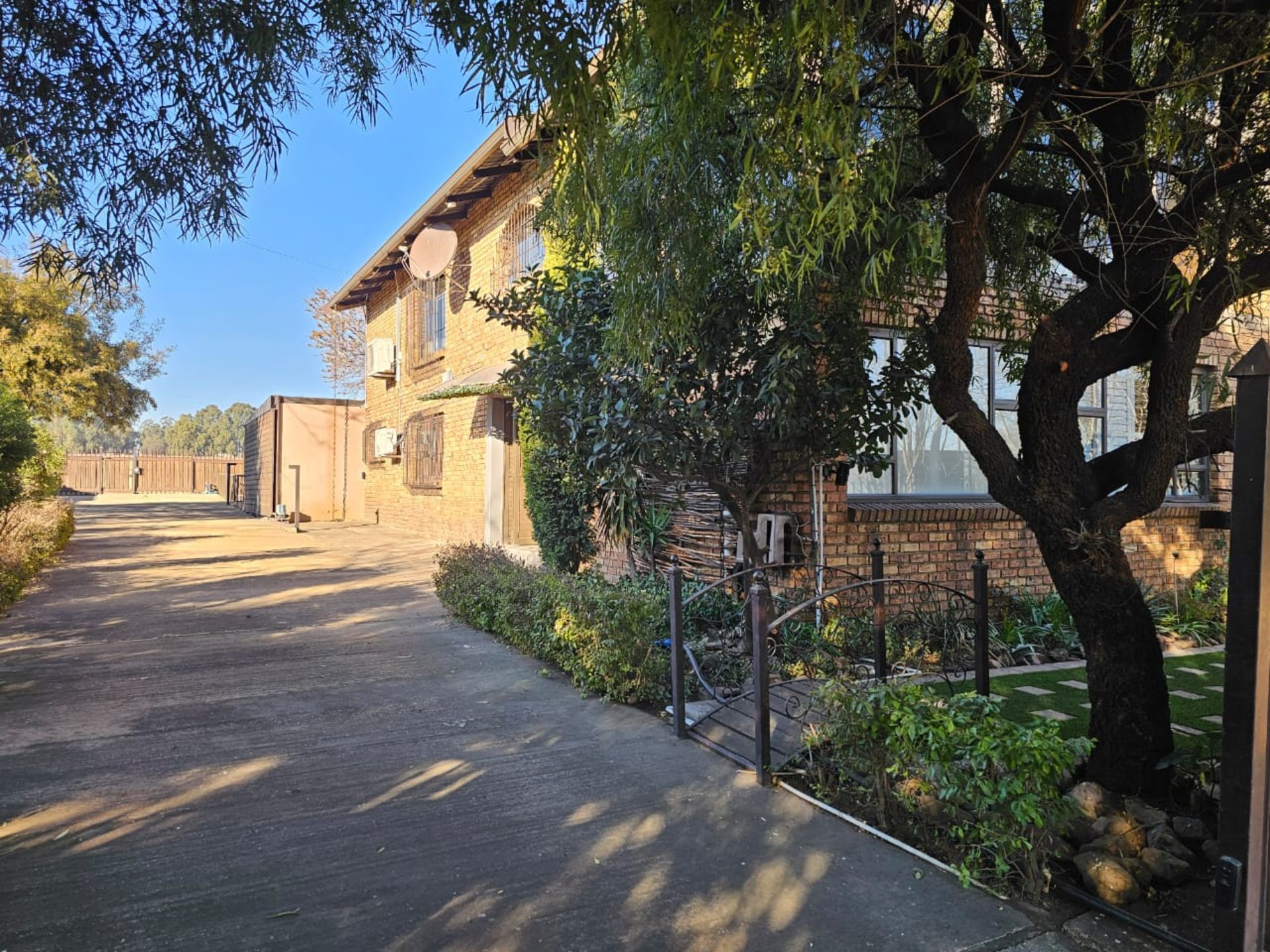 SPACIOUS 1 HECTARE PROPERTY WITH POOL & GUEST HOUSE - EQUIPPED WITH BACKUP SOLAR PLANT & WATER TANKS - Image 8 of 192