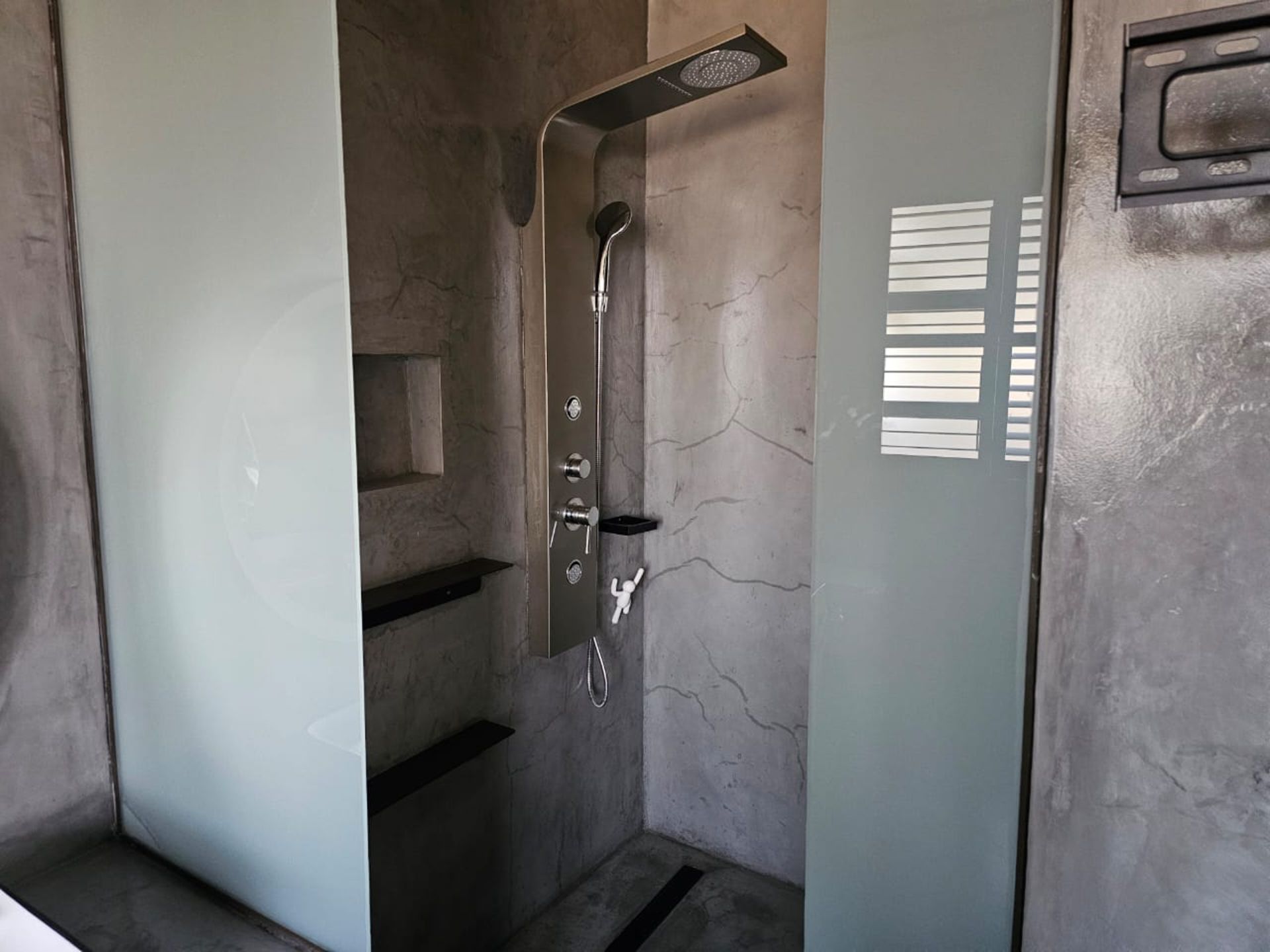 SPACIOUS 1 HECTARE PROPERTY WITH POOL & GUEST HOUSE - EQUIPPED WITH BACKUP SOLAR PLANT & WATER TANKS - Image 110 of 192