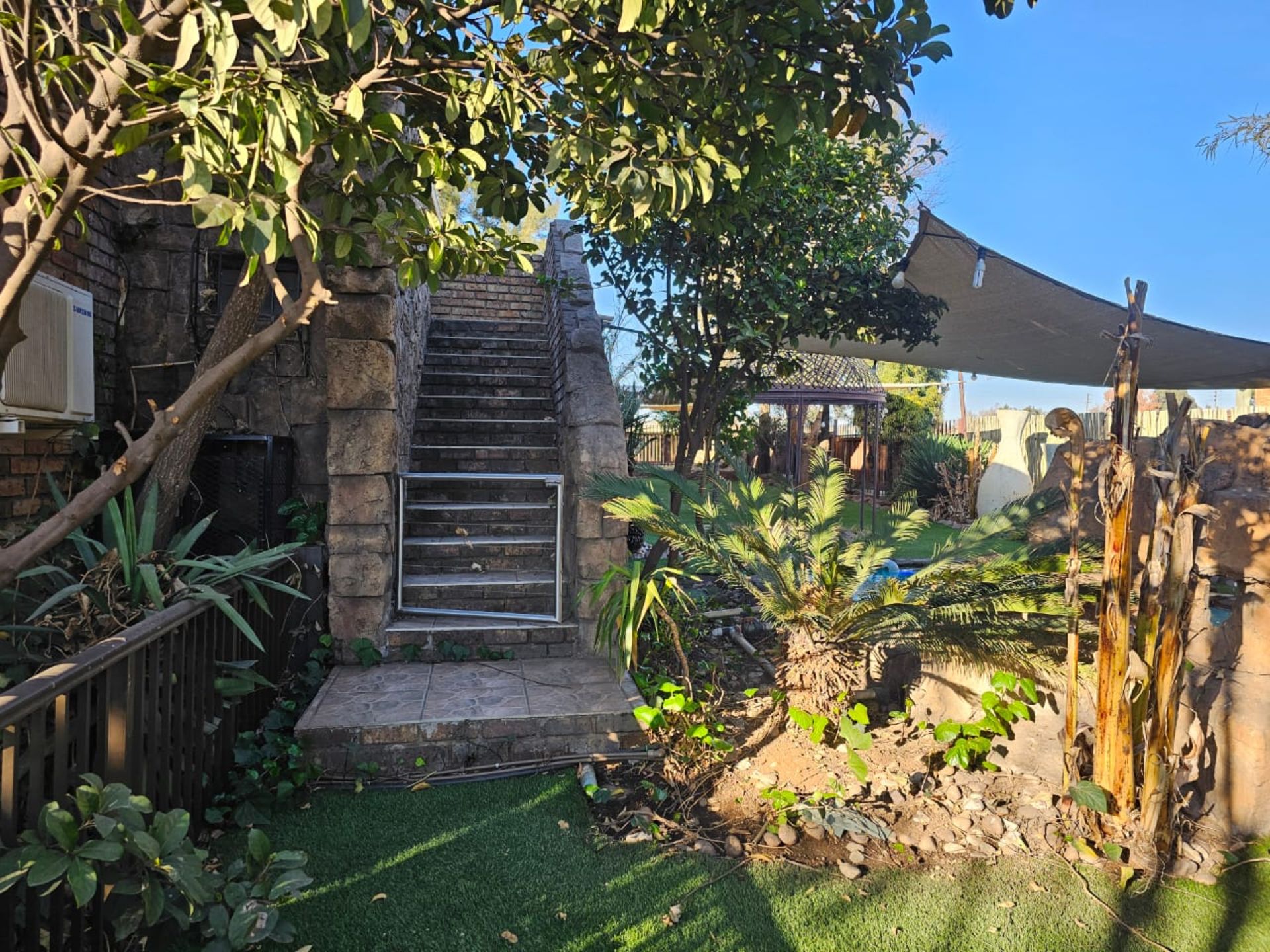 SPACIOUS 1 HECTARE PROPERTY WITH POOL & GUEST HOUSE - EQUIPPED WITH BACKUP SOLAR PLANT & WATER TANKS - Image 19 of 192