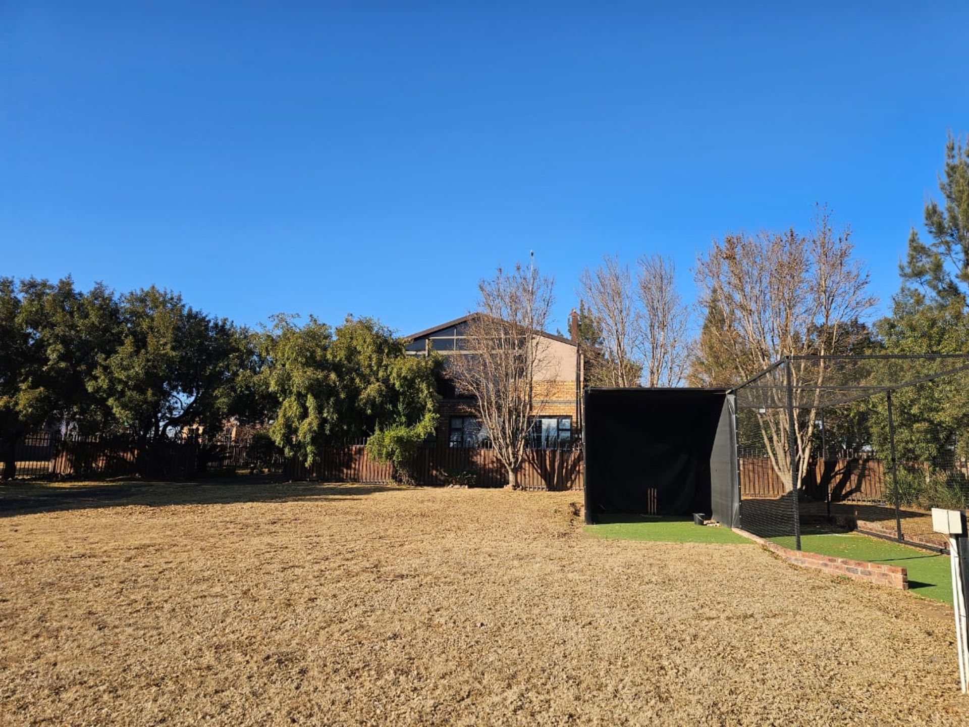 SPACIOUS 1 HECTARE PROPERTY WITH POOL & GUEST HOUSE - EQUIPPED WITH BACKUP SOLAR PLANT & WATER TANKS - Image 4 of 192